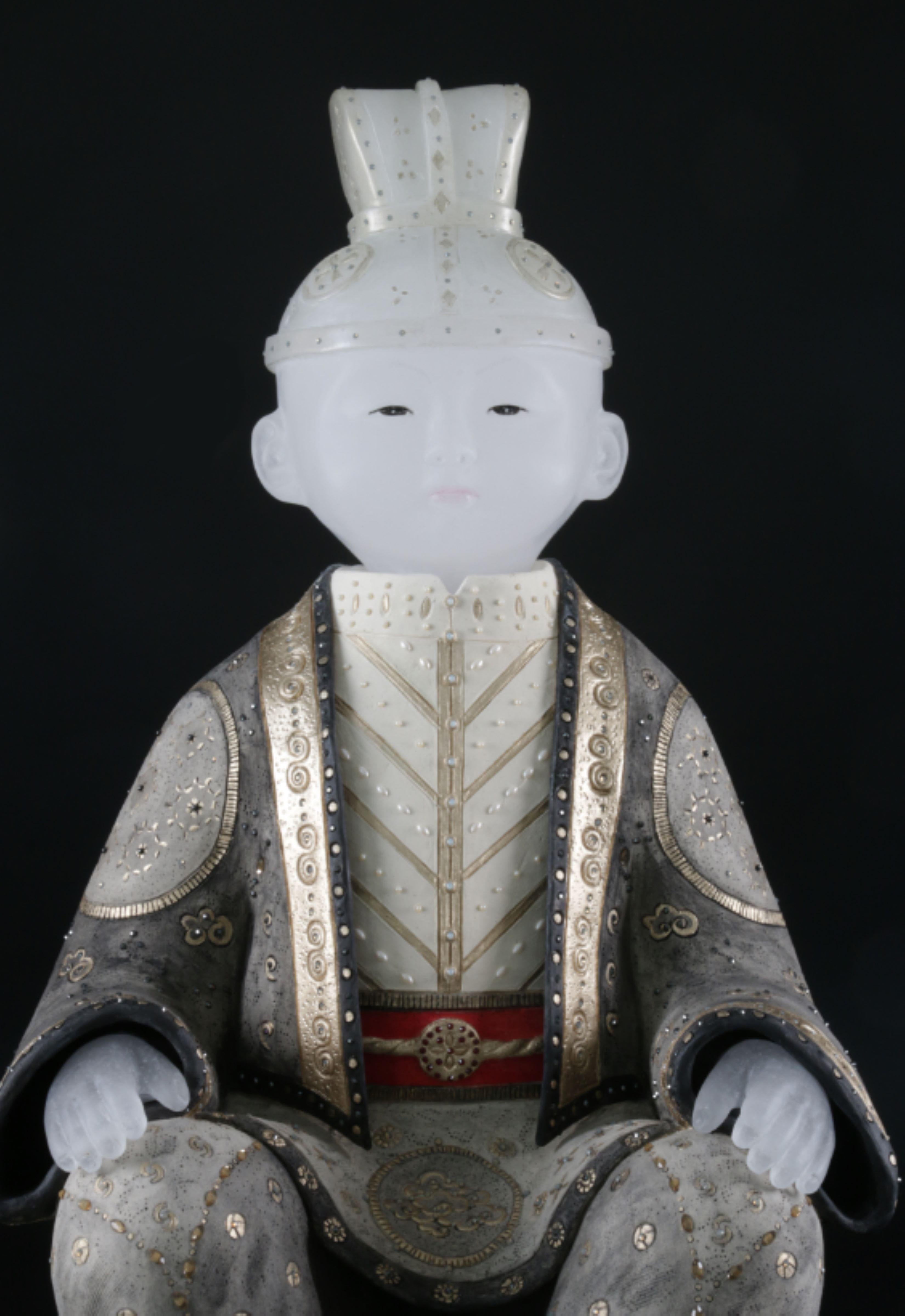 CELESTIAL stellt einen sehr jungen Jungen im Stil einer Gosho-Puppe dar. Die Inspiration für dieses Stück stammt von den Gosho-Puppen, die während der Edo-Periode in Japan (1603-1867) hergestellt wurden, einer Zeit, in der die Künste blühten. Sie