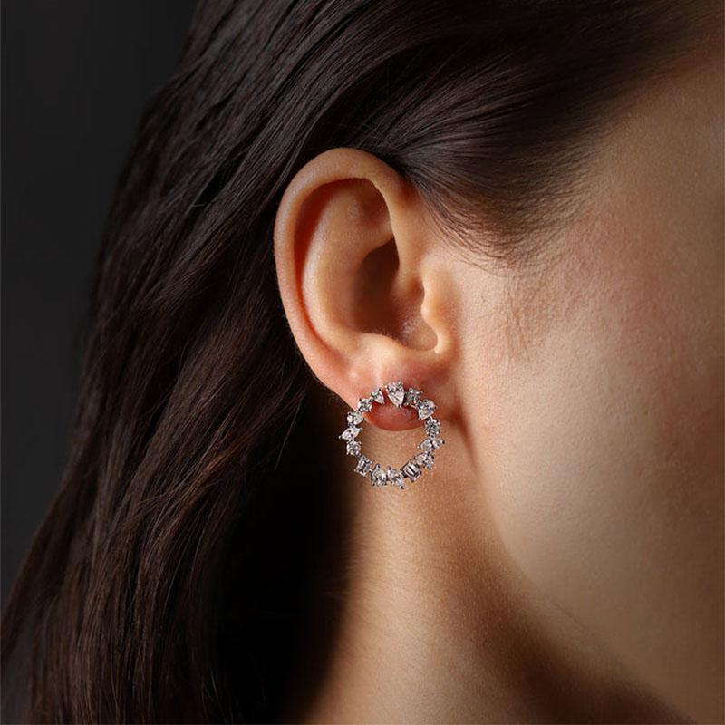 18k gold, they showcase a beautiful arrangement of natural diamonds that add sparkle to any occasion. Their versatile design makes them perfect for both everyday wear and special events, ensuring you always shine with sophistication.

Earring