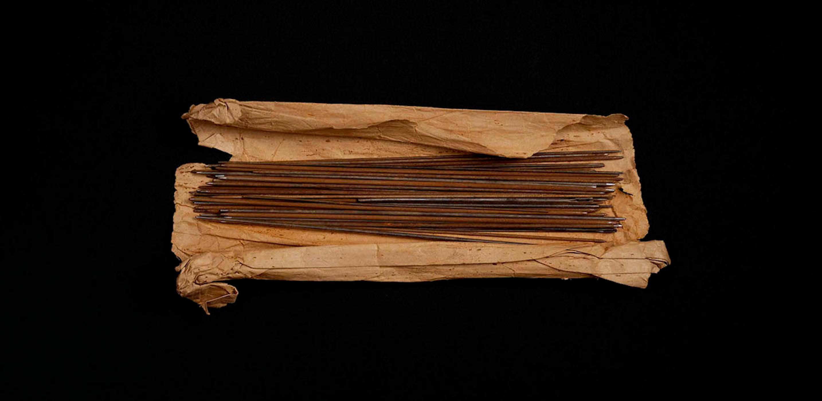 Objetos Memorables II - Paquete de agujas, Prunkstücke – Photograph von Viviana Zargón