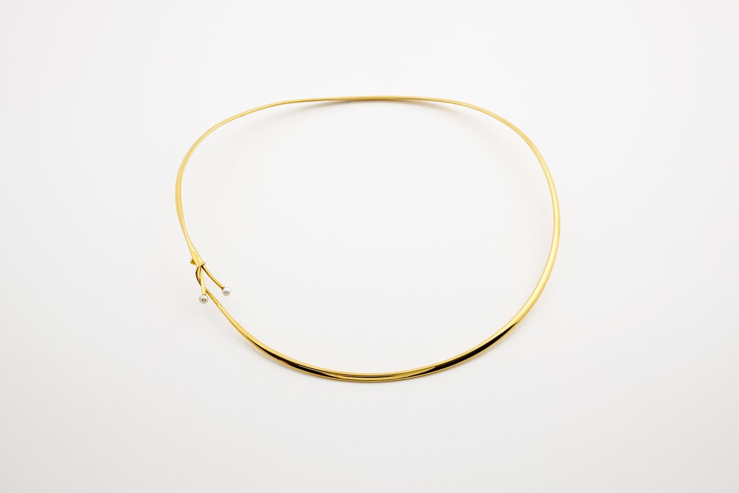 A very delicate and sensual neck ring designed  around 1970's by Vivianna Torun (1927-2004) , the most famous Swedish goldsmith. A 18ct neckring is referenced under #904 in the original 1972 Georg Jensen's catalog. It is designed as a delicate liana