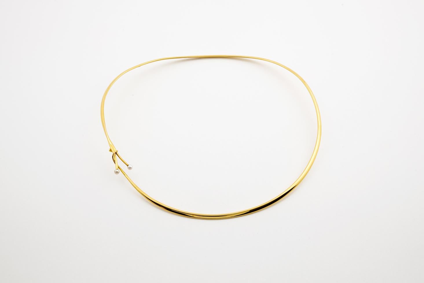 Un anneau de cou très délicat et sensuel conçu  vers les années 1970 par Vivianna Torun (1927-2004), la plus célèbre orfèvre suédoise. Une bague de cou en 18ct est référencée sous le numéro 904 dans le catalogue original de 1972 de Georg Jensen. Il