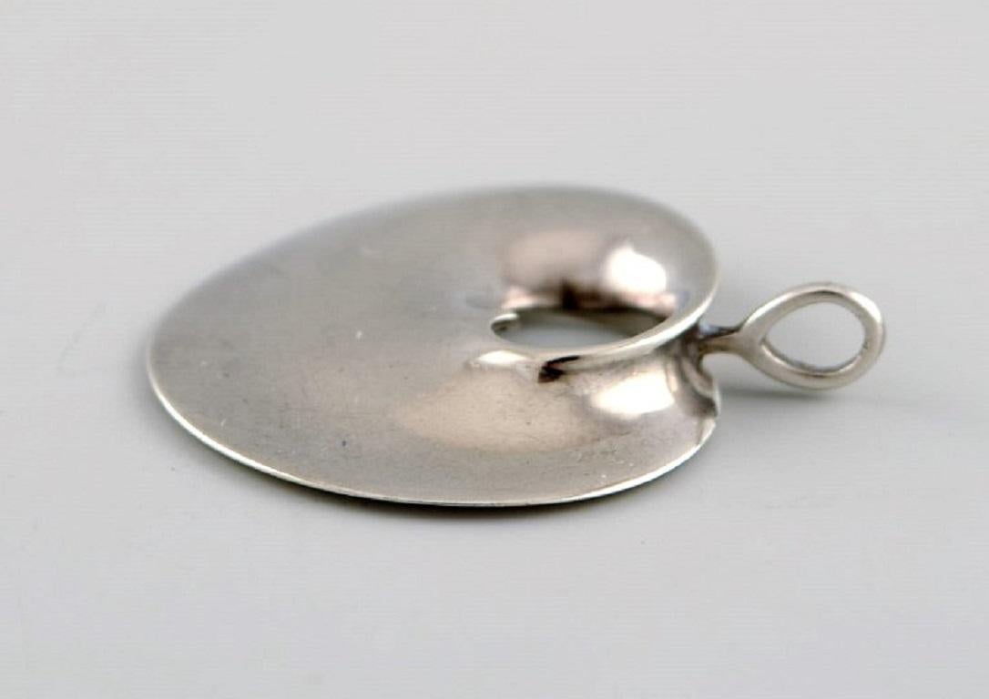 Vivianna Torun Bülow-Hübe for Georg Jensen. Modernist pendant in sterling silver. Design 1997.
1960s / 70s.
Measures: 24 x 23 mm.
In excellent condition.
Stamped.
Our skilled Georg Jensen silversmith / goldsmith can polish all silver and gold so