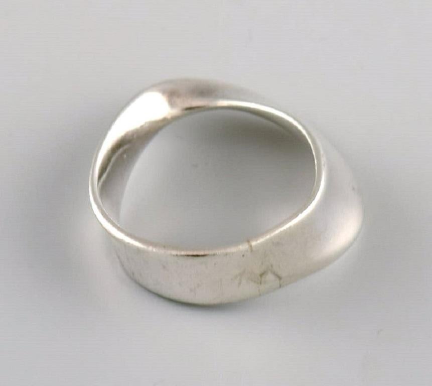 Vivianna Torun Bülow-Hübe for Georg Jensen. Modernist ring in sterling silver. 1960s / 70s.
Diameter: 18 mm.
US size: 7.75.
In excellent condition.
Stamped.
Our skilled Georg Jensen silversmith / goldsmith can polish all silver and gold so that it