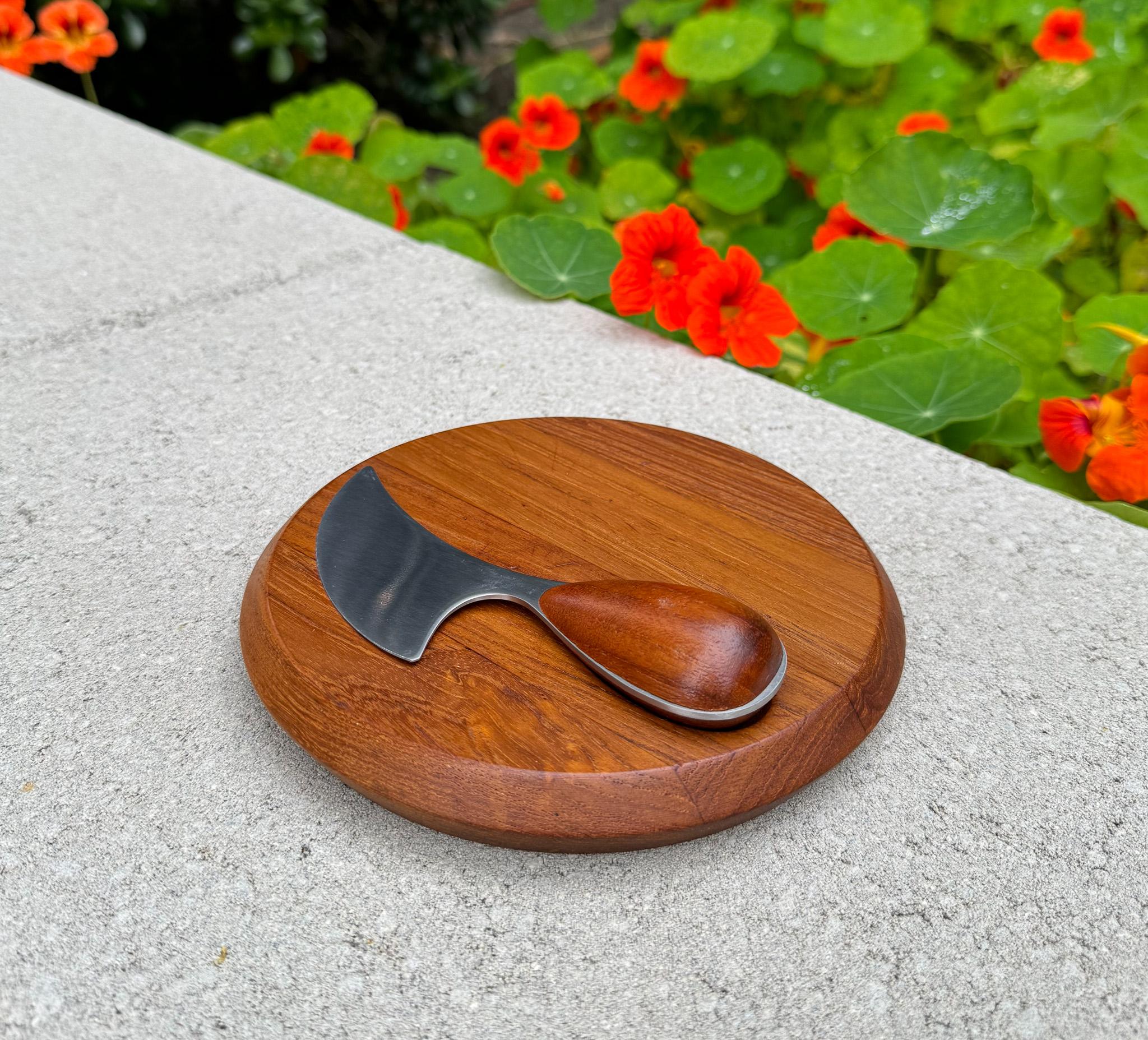 dansk cutting board with knife