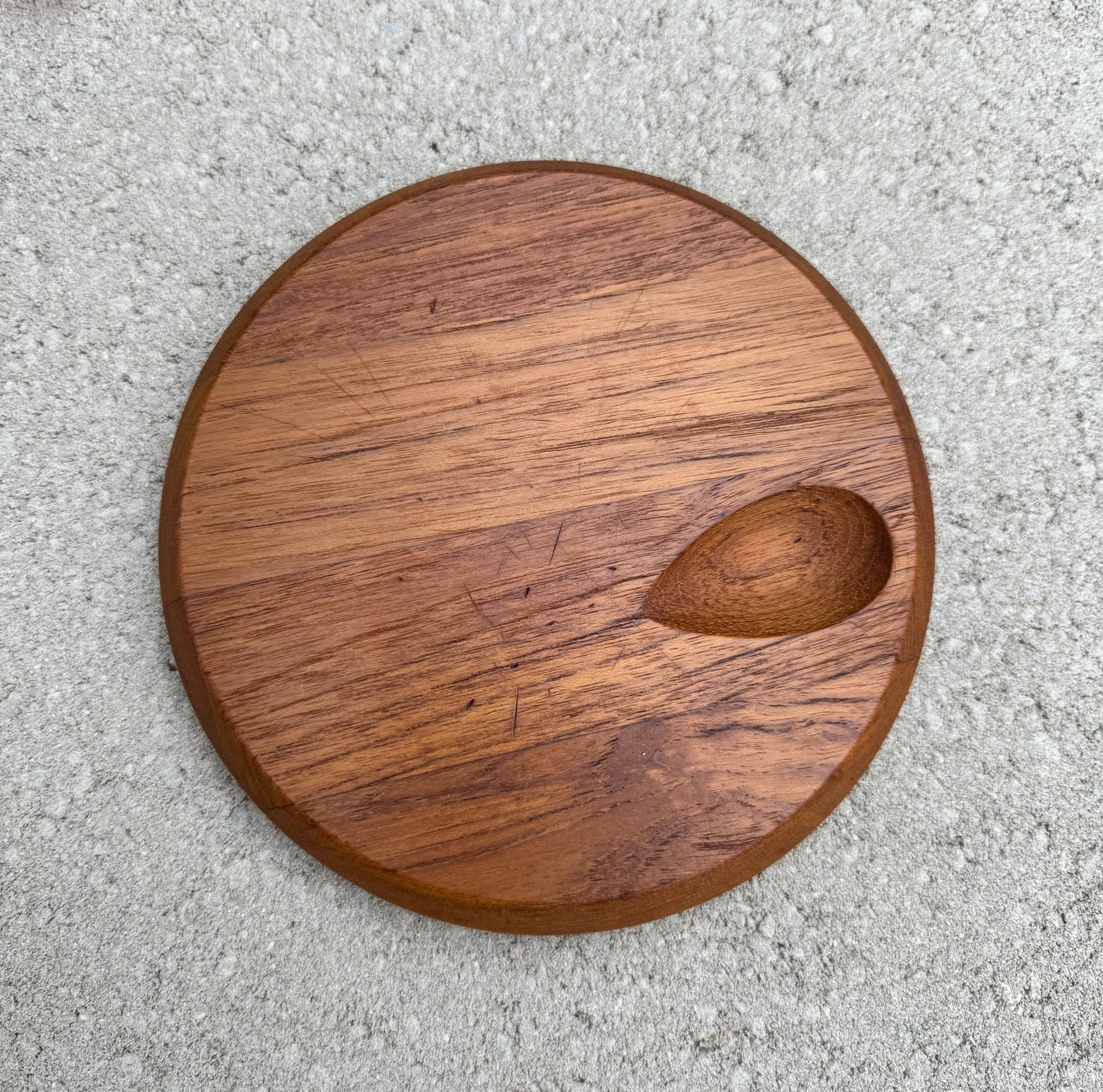 Vivianna Torun Dansk Round Staved Teak Cheese Board W/ Knife, Denmark, 1960's In Good Condition In San Juan Capistrano, CA