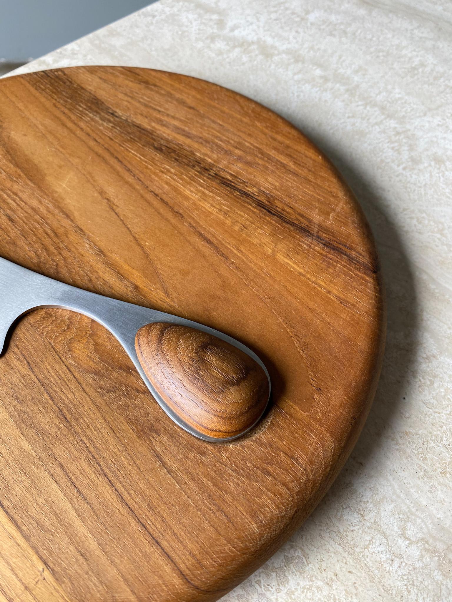 Vivianna Torun Dansk Torun Round Staved Teak Cheese Board W/ Stainless Knife In Good Condition For Sale In San Juan Capistrano, CA