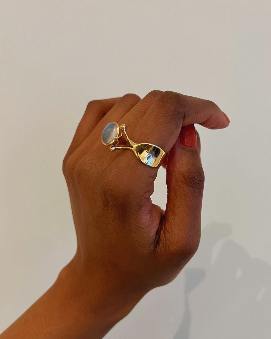 Anello con pietra di luna a occhio di gatto e oro 18 carati, di Vivianna Torun per Georg Jensen, anni '60. L'anello reca il timbro Georg Jensen 18K 750 Torun 915 Danimarca. Taglia 6,50. 

Vivianna Torun era un'argentiera e gioielliera svedese, nota