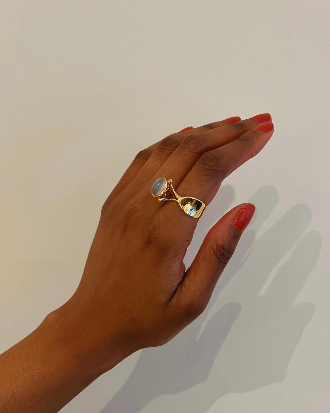 Moderno Vivianna Torun per Georg Jensen Anello con pietra di luna e oro in vendita