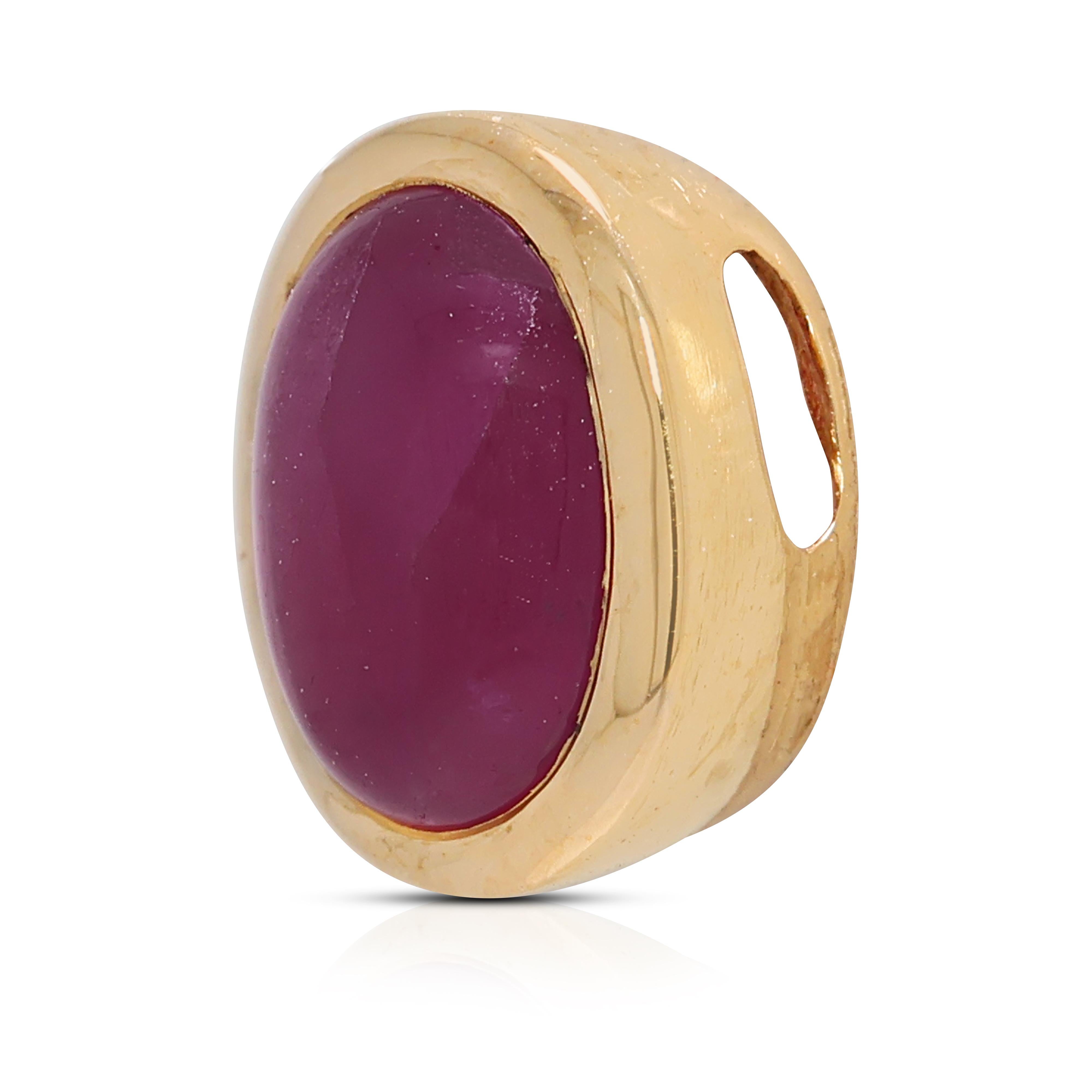 Vivid 0.8ct Ruby Pendant in 18K Yellow Gold In New Condition For Sale In רמת גן, IL