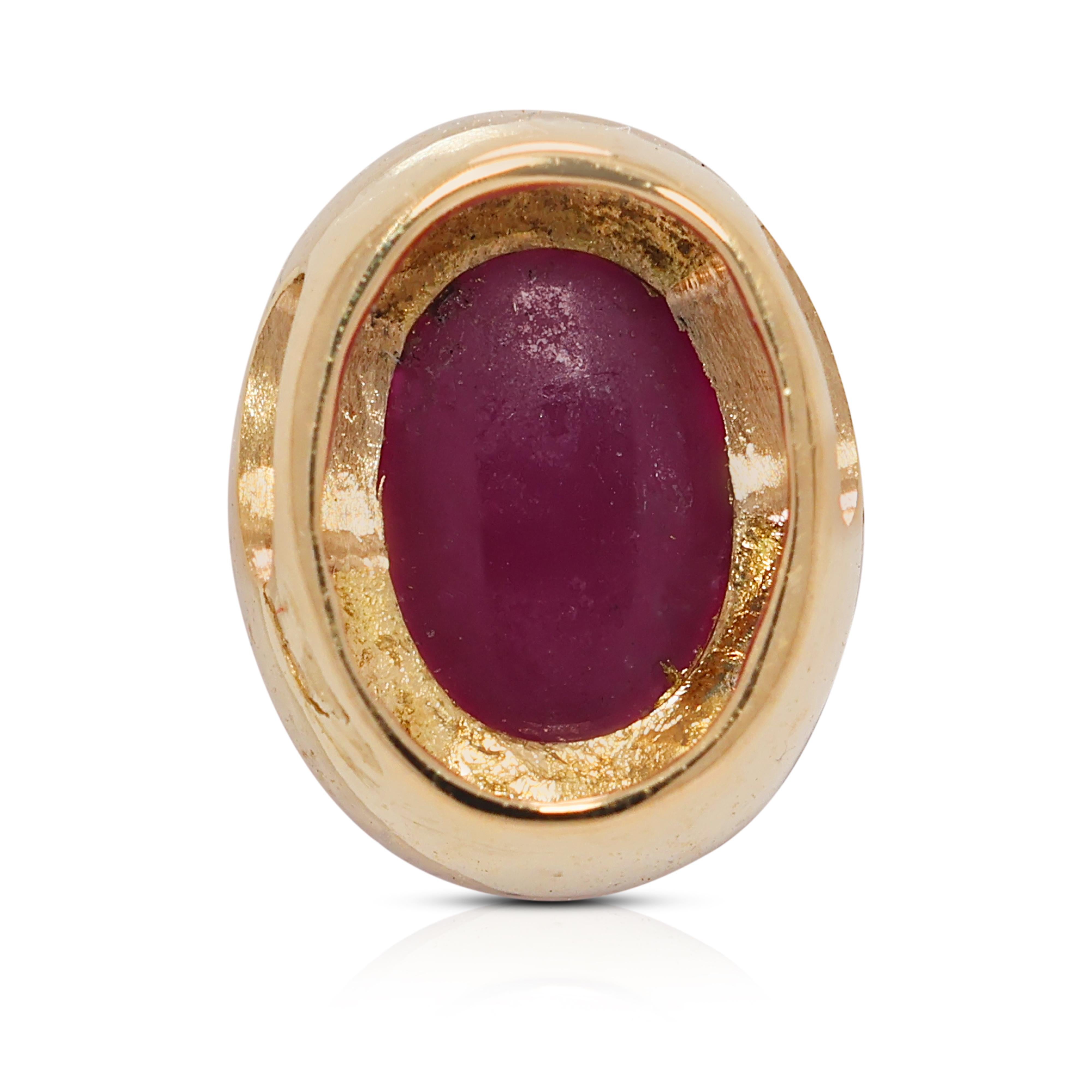 Vivid 0.8ct Ruby Pendant in 18K Yellow Gold For Sale 1