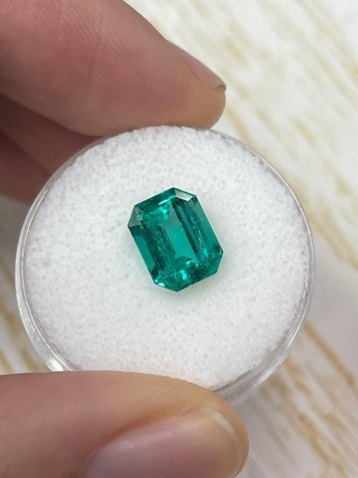 Vívida gema colombiana talla esmeralda verde azulada de 2,69 quilates - piedra de nacimiento de mayo en Nuevo estado para la venta en Jupiter, FL