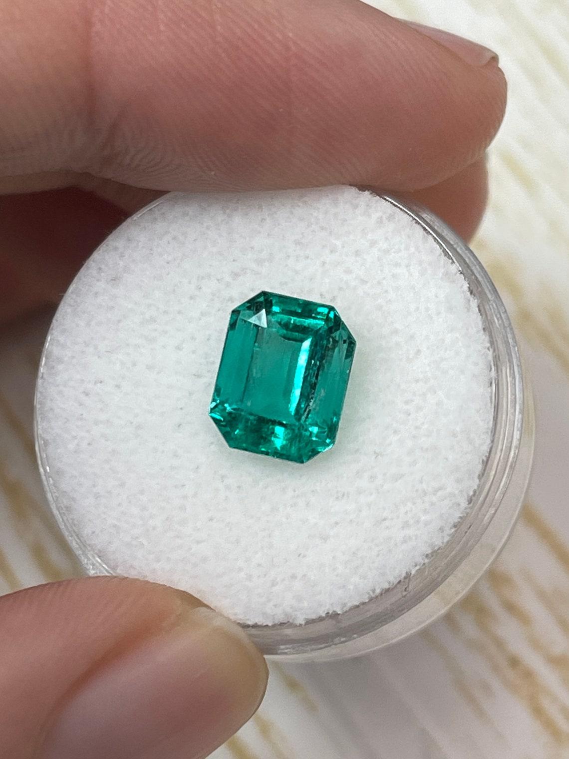 Femenino o masculino Vívida gema colombiana talla esmeralda verde azulada de 2,69 quilates - piedra de nacimiento de mayo en venta