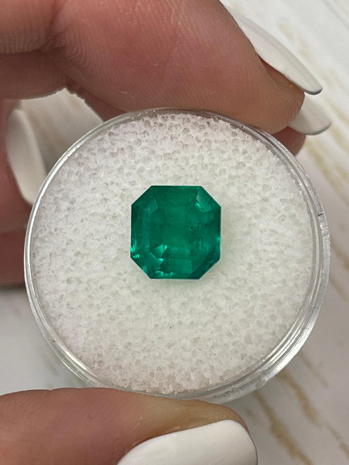 Moderno Vivido smeraldo colombiano taglio asscher da 3,01 carati con angoli tagliati - maggio in vendita