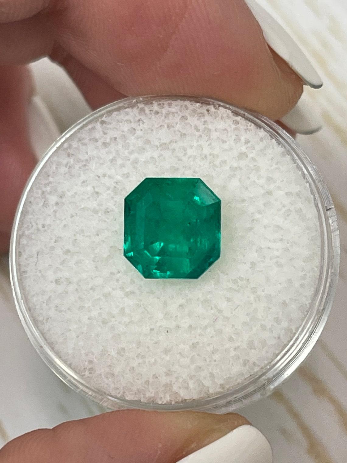 Taglio Asscher Vivido smeraldo colombiano taglio asscher da 3,01 carati con angoli tagliati - maggio in vendita