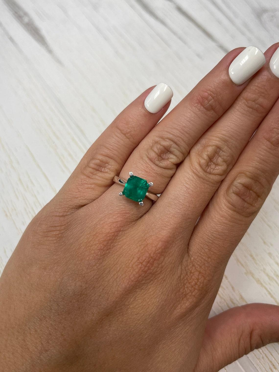 Vivido smeraldo colombiano taglio asscher da 3,01 carati con angoli tagliati - maggio in vendita 3