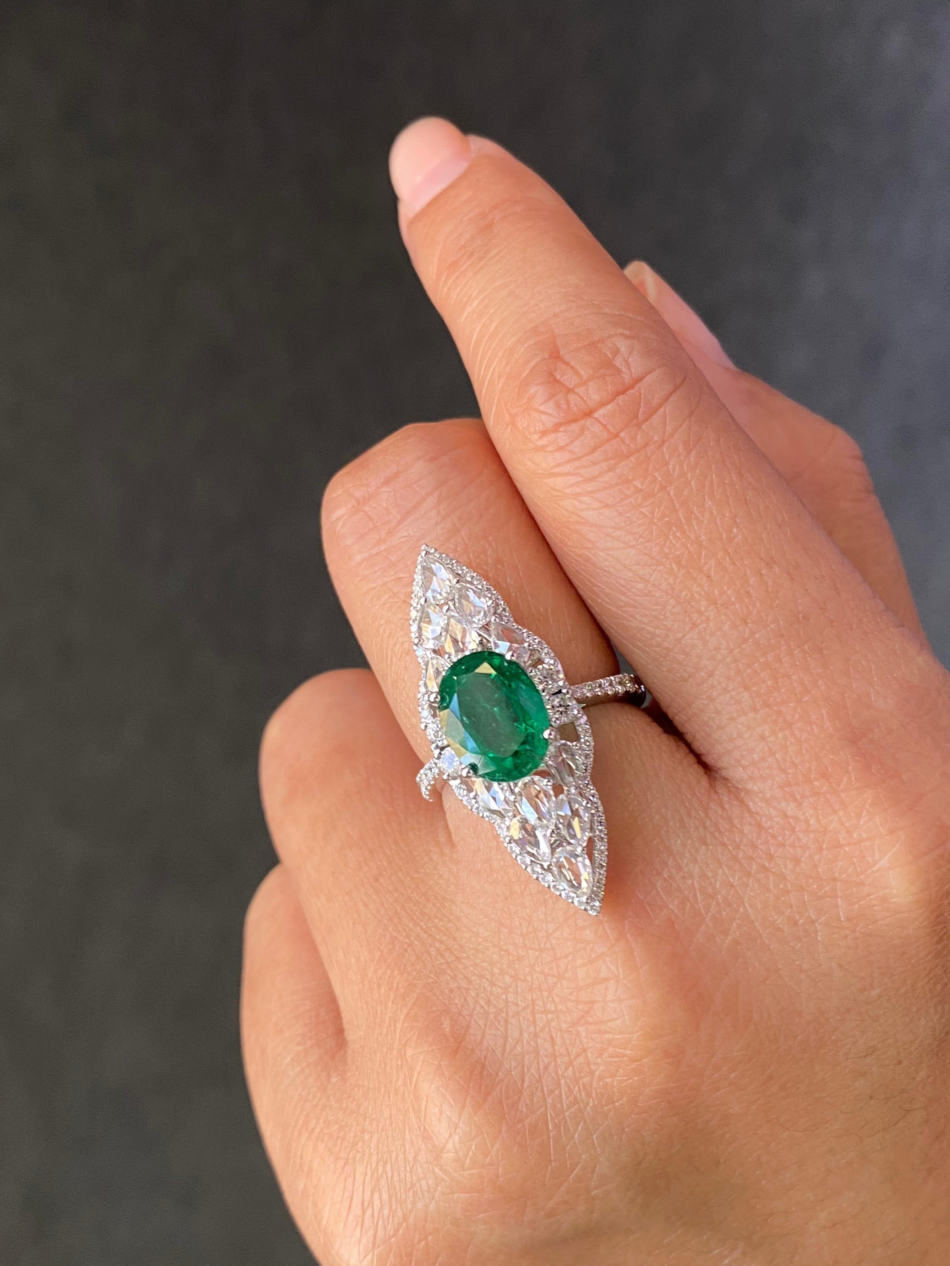 Vivid 3,11 Karat Smaragd und Diamant-Cocktailring mit Rosenschliff aus 18 Karat Weißgold (Smaragdschliff) im Angebot