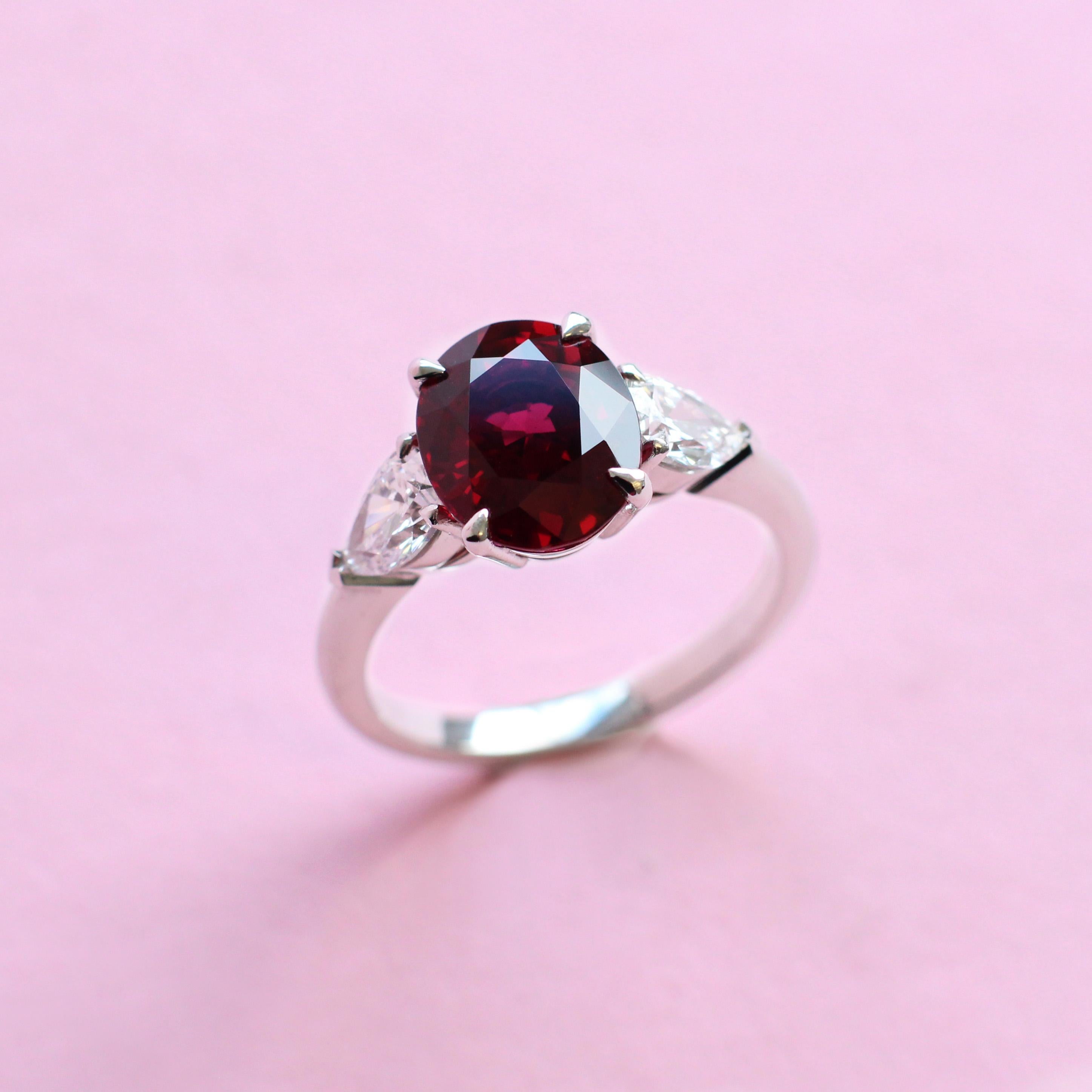 GRS-zertifizierter Vivid 3,17 Karat roter Rubinring mit weißen Diamanten auf Platin für Damen oder Herren im Angebot