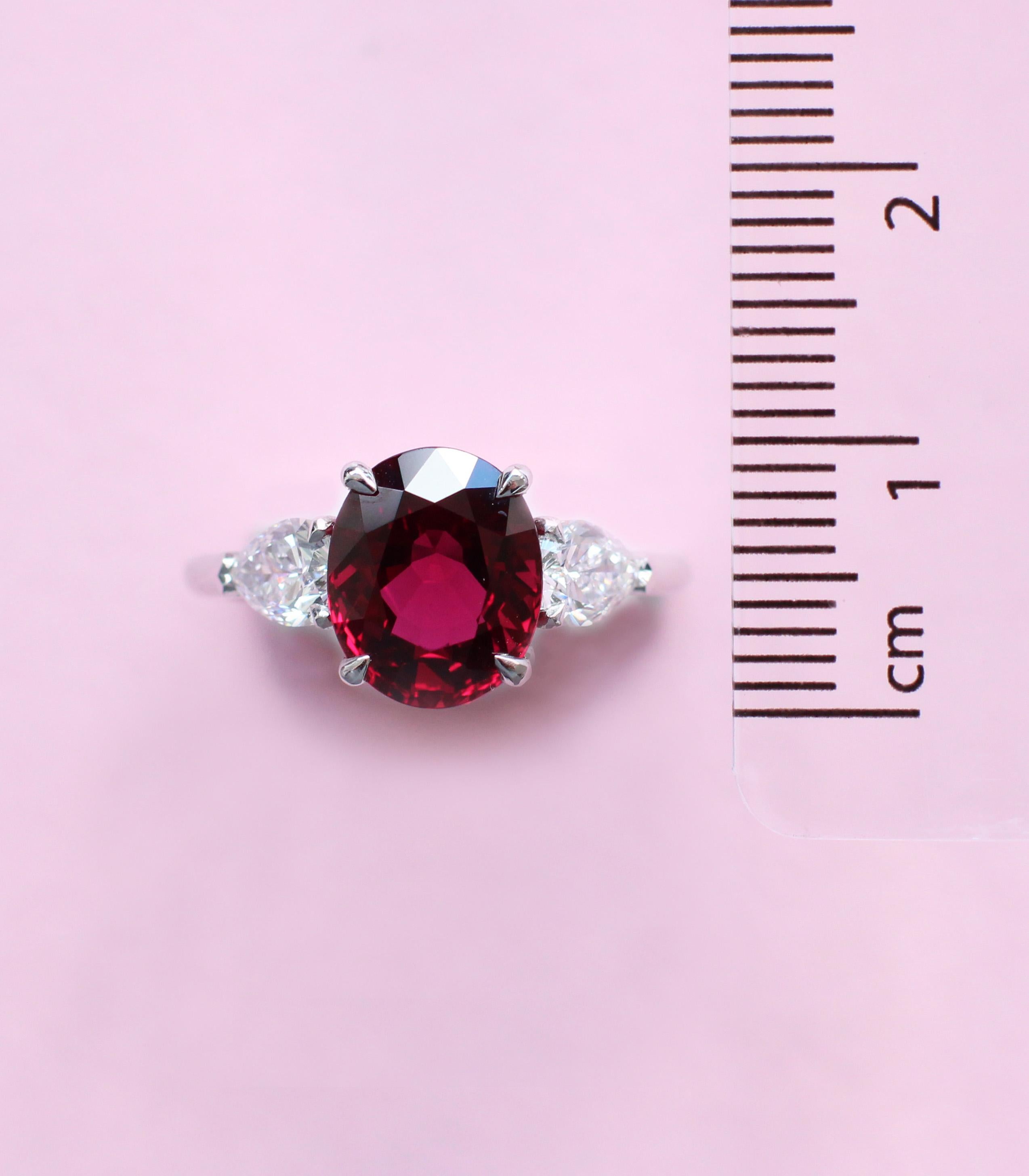 GRS-zertifizierter Vivid 3,17 Karat roter Rubinring mit weißen Diamanten auf Platin im Zustand „Neu“ im Angebot in London, GB
