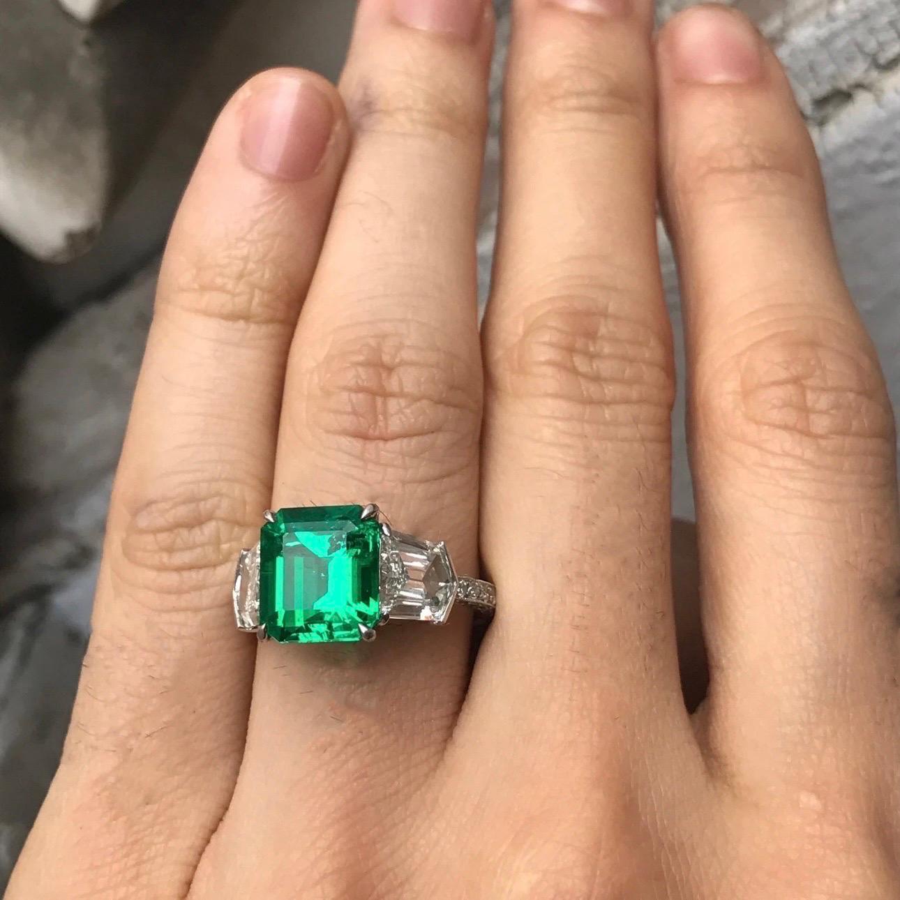 Emerald Cut Vivid 3.97 CT Muzo Colombian Green Emerald No Oil Certified For Sale