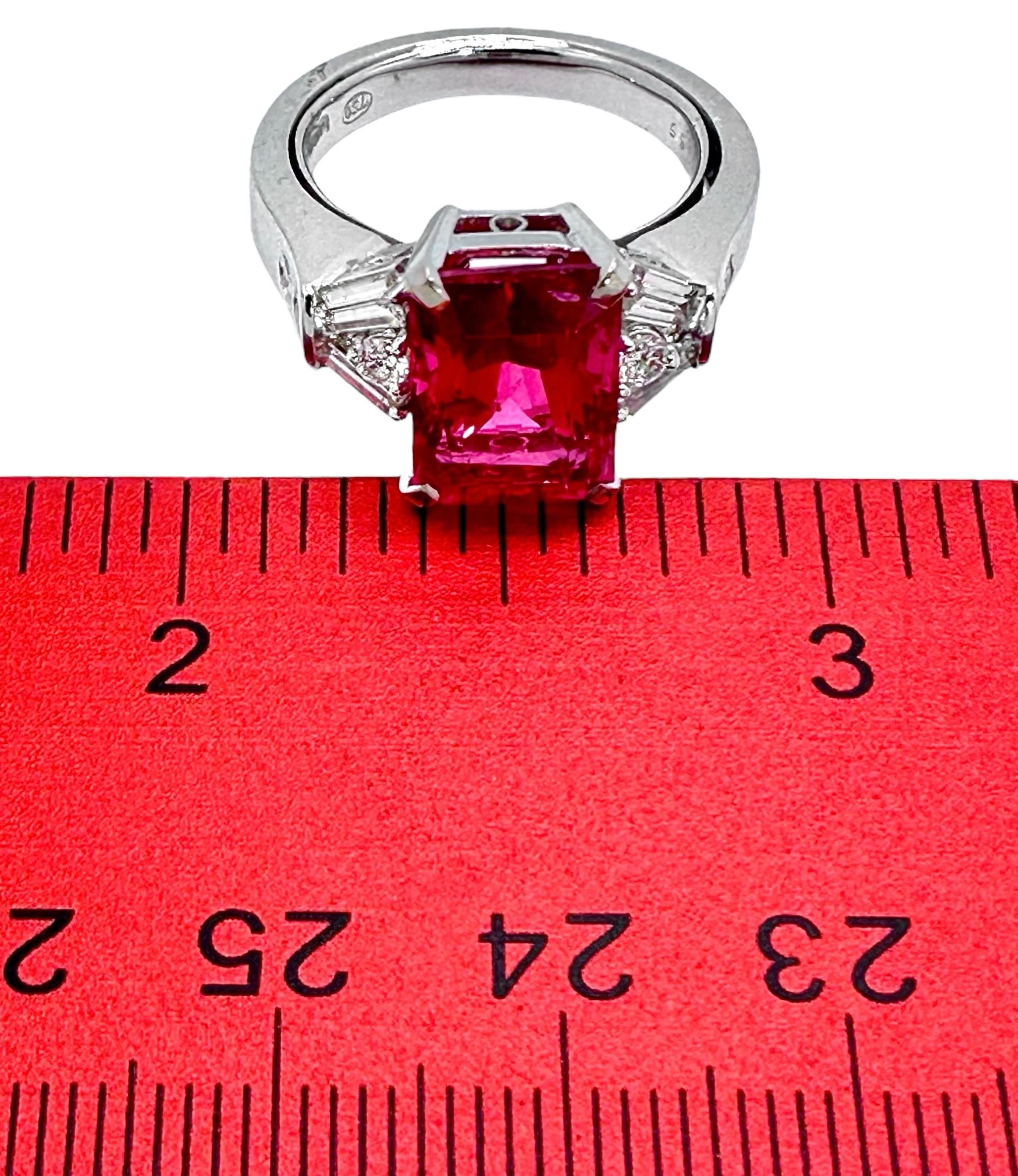 Anello con tormalina rubellite da 4,08 carati e diamanti rotondi e a baguette in vendita 6
