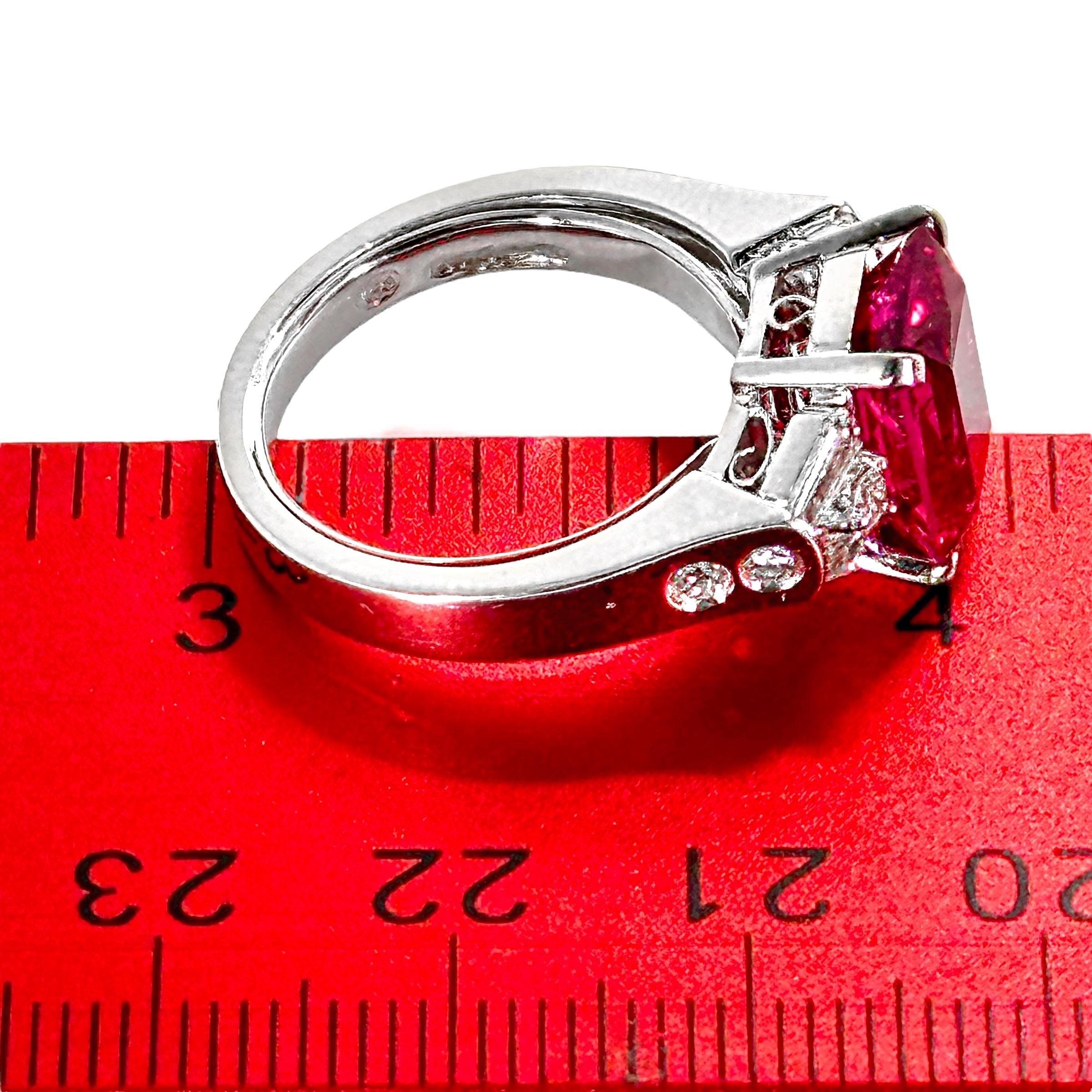 Anello con tormalina rubellite da 4,08 carati e diamanti rotondi e a baguette in vendita 7