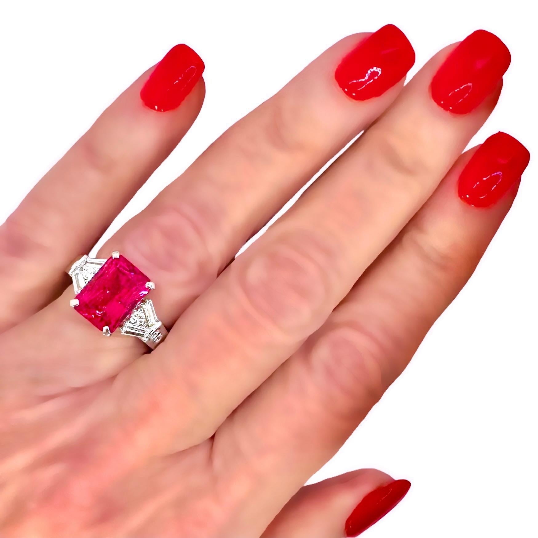 Anello con tormalina rubellite da 4,08 carati e diamanti rotondi e a baguette in vendita 9