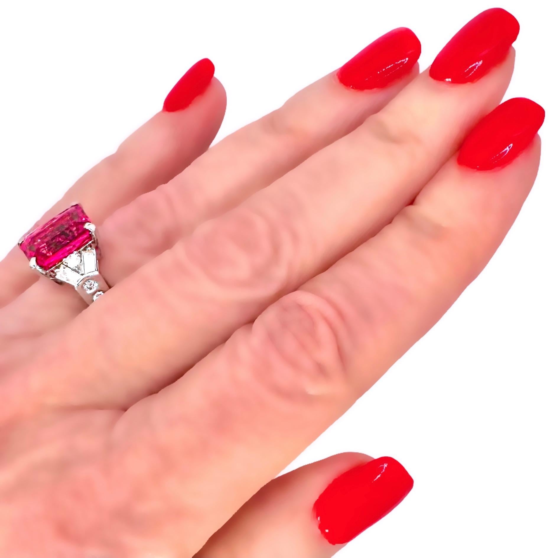 Anello con tormalina rubellite da 4,08 carati e diamanti rotondi e a baguette in vendita 10