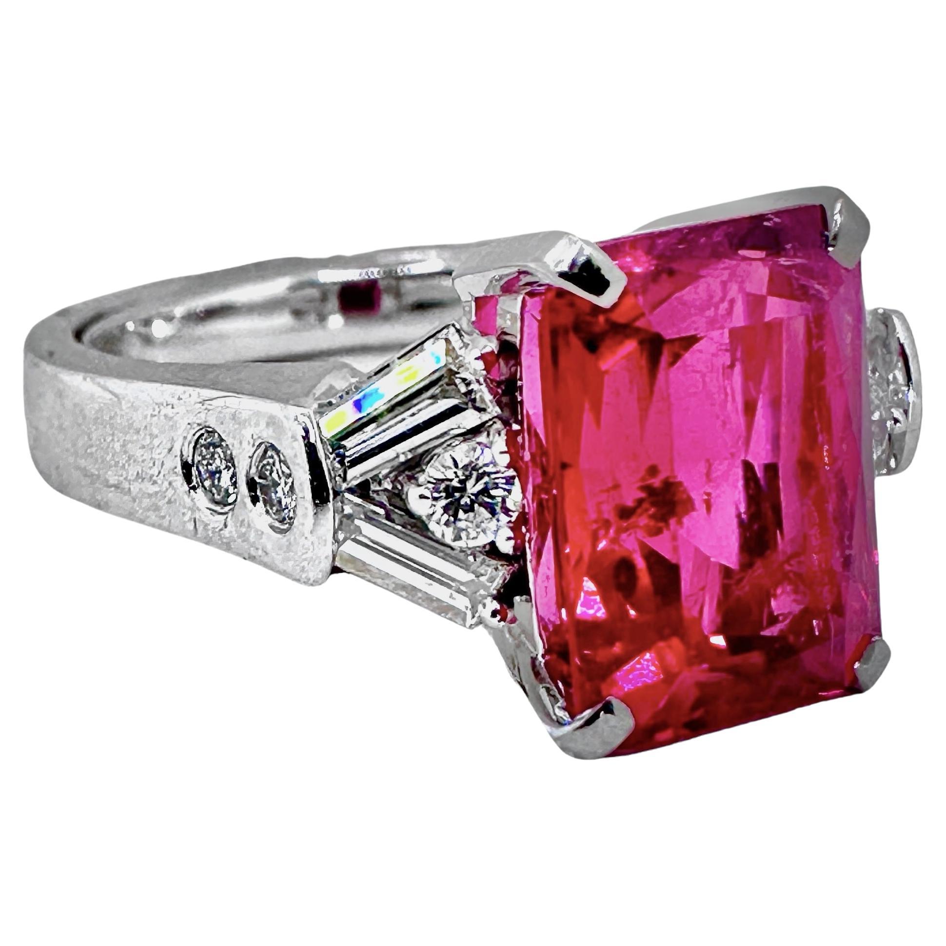 Una tormalina rubellite taglio forbice di colore rosa ben saturo, quasi rosso, incastonata in oro bianco 18 carati. Questa bellezza è stata oggetto di grande attenzione per i dettagli e per il design, per capire quale fosse il modo migliore per