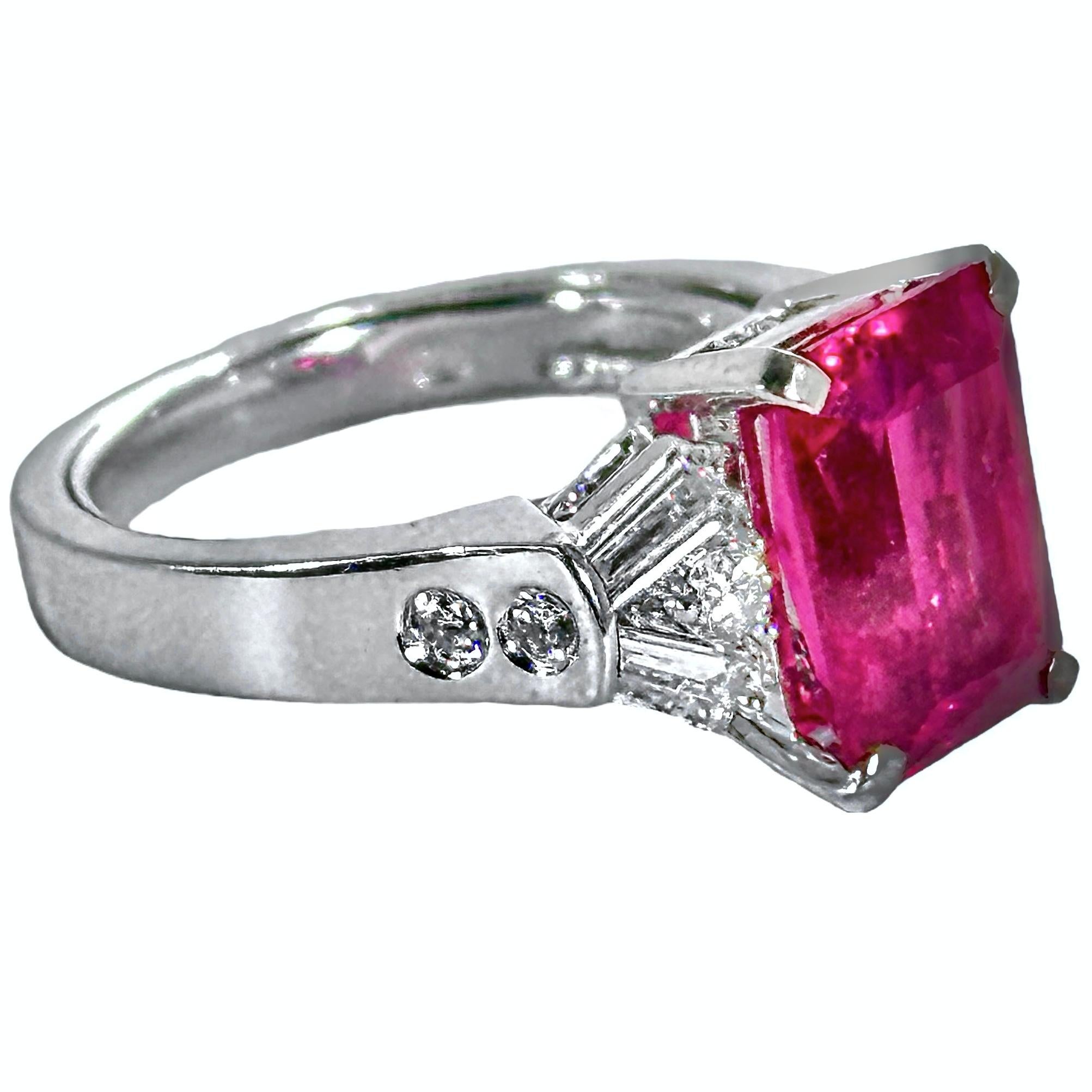 Moderno Anello con tormalina rubellite da 4,08 carati e diamanti rotondi e a baguette in vendita