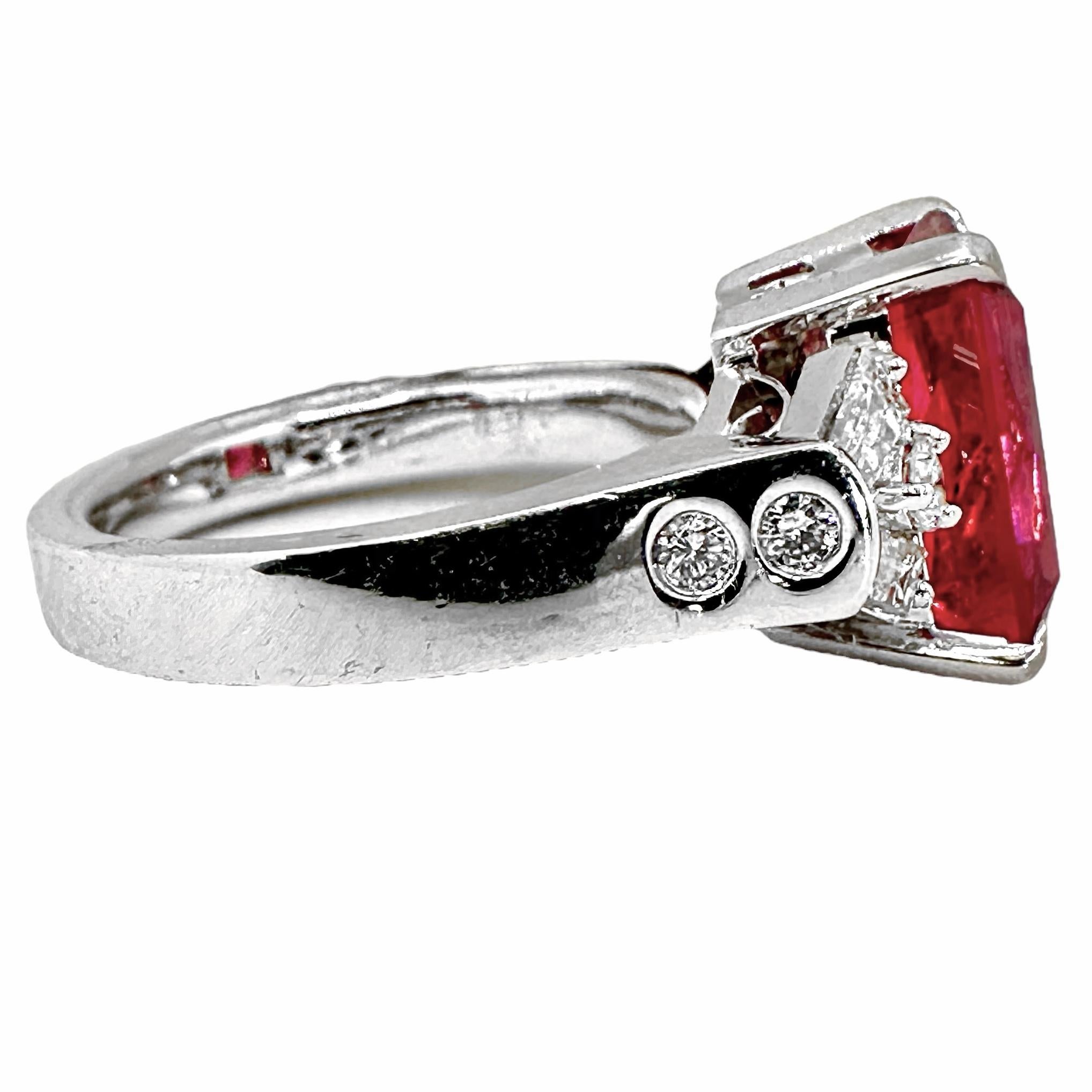 Taglio smeraldo Anello con tormalina rubellite da 4,08 carati e diamanti rotondi e a baguette in vendita