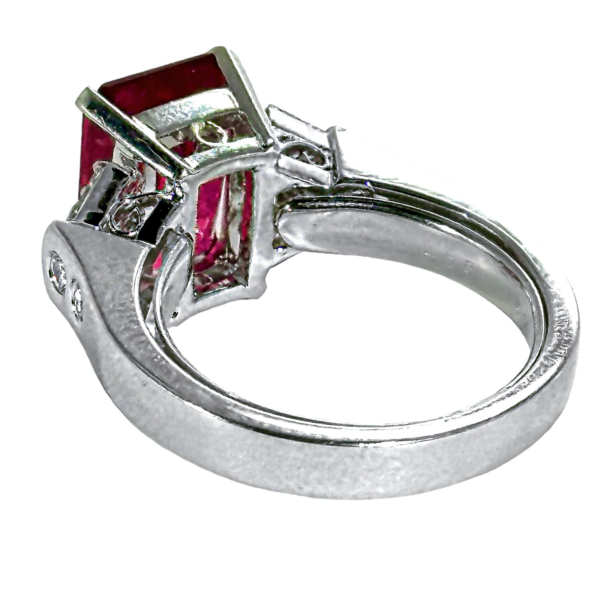 Anello con tormalina rubellite da 4,08 carati e diamanti rotondi e a baguette in vendita 1
