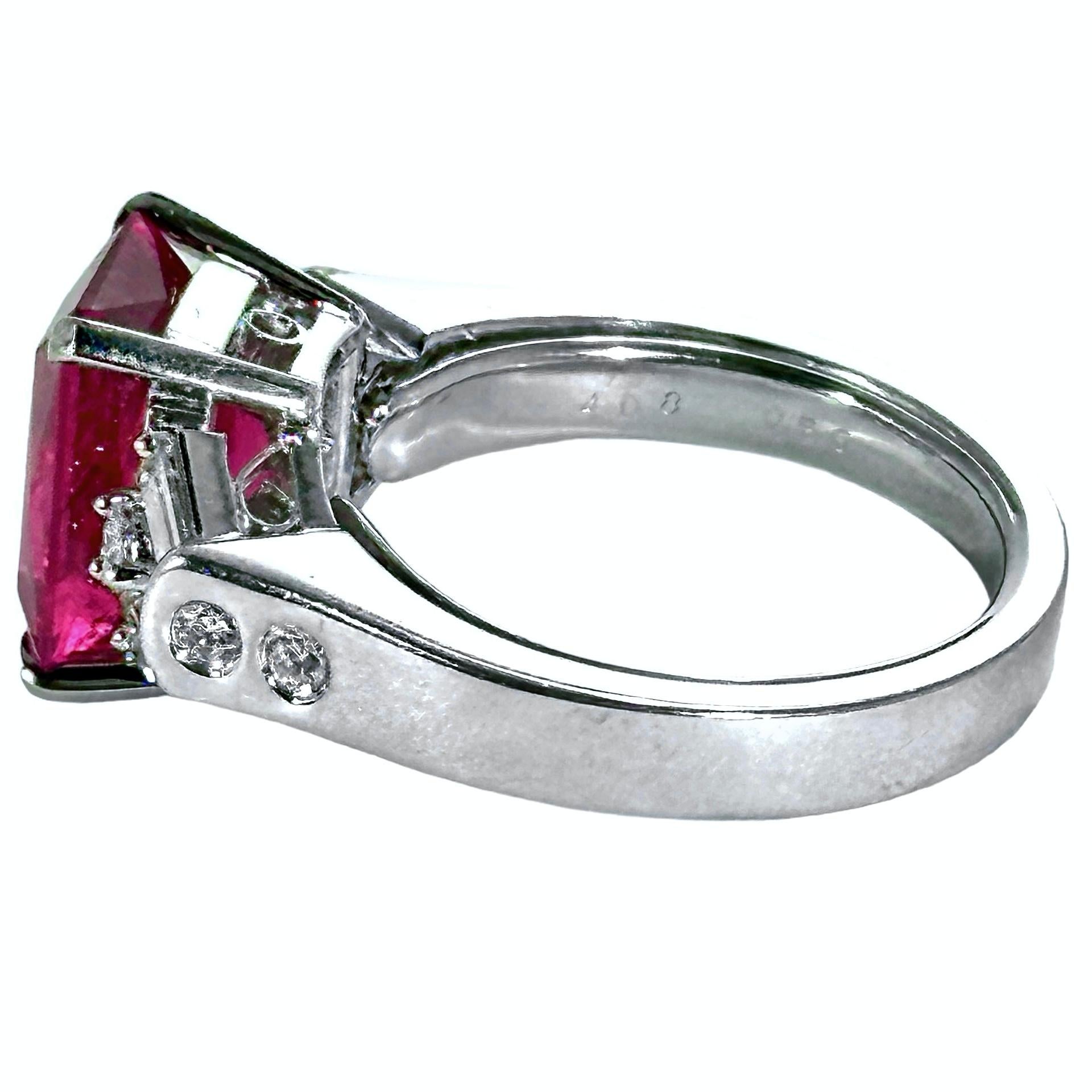 Anello con tormalina rubellite da 4,08 carati e diamanti rotondi e a baguette in vendita 2