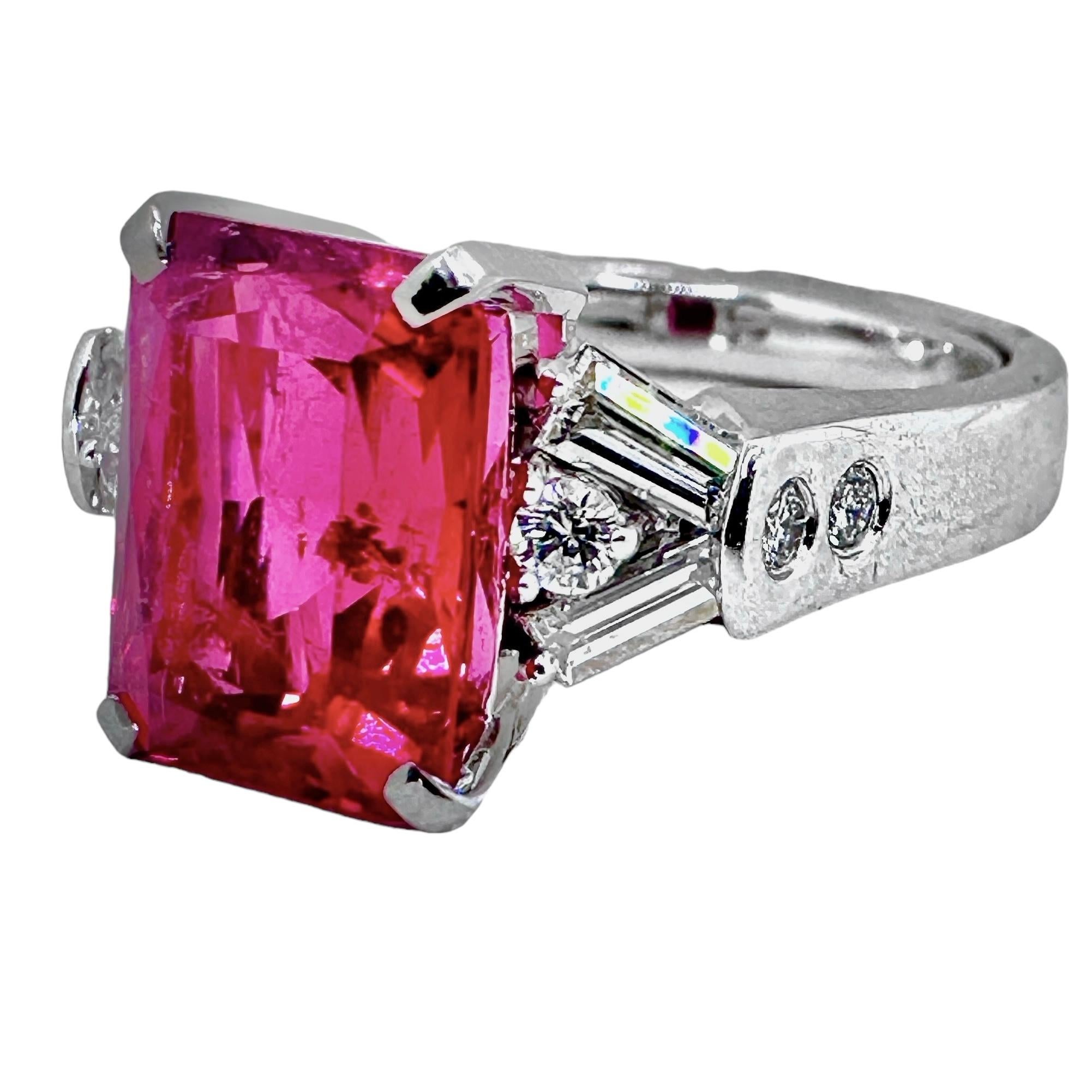 Anello con tormalina rubellite da 4,08 carati e diamanti rotondi e a baguette in vendita 3