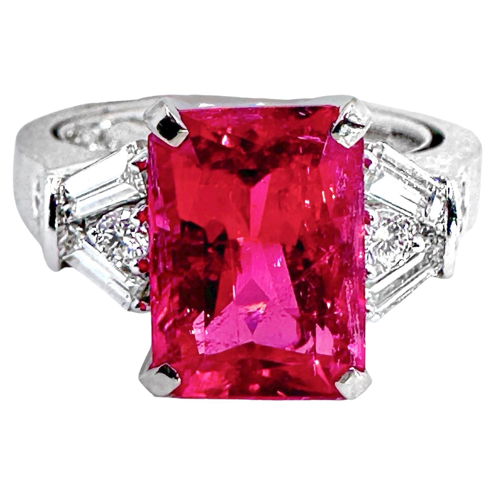 Anello con tormalina rubellite da 4,08 carati e diamanti rotondi e a baguette in vendita