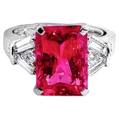 Anello con tormalina rubellite da 4,08 carati e diamanti rotondi e a baguette