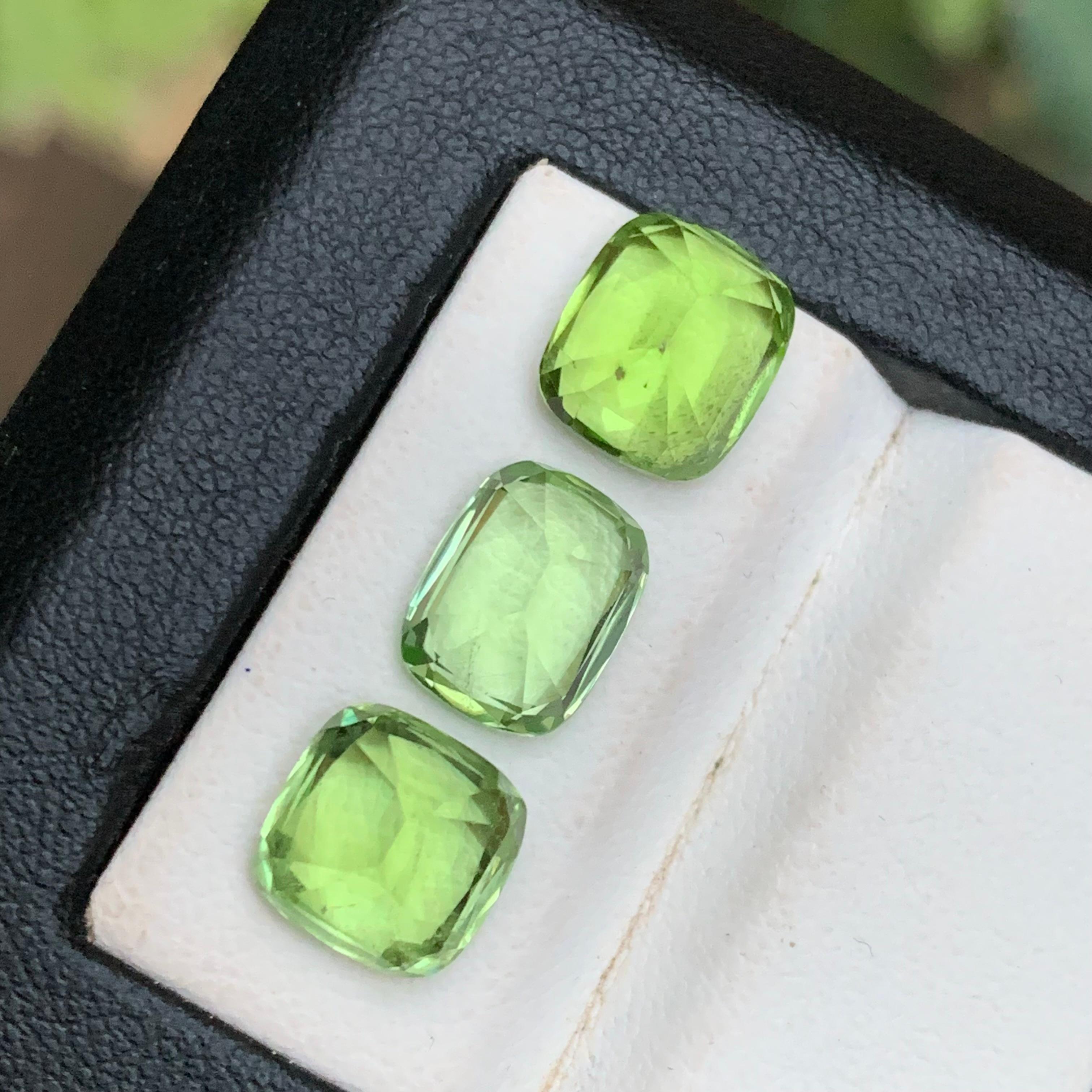 Peridoto verde chiaro e vivido 10,44 carati, taglio a cuscino, gemme naturali sciolte, pacco in vendita 4