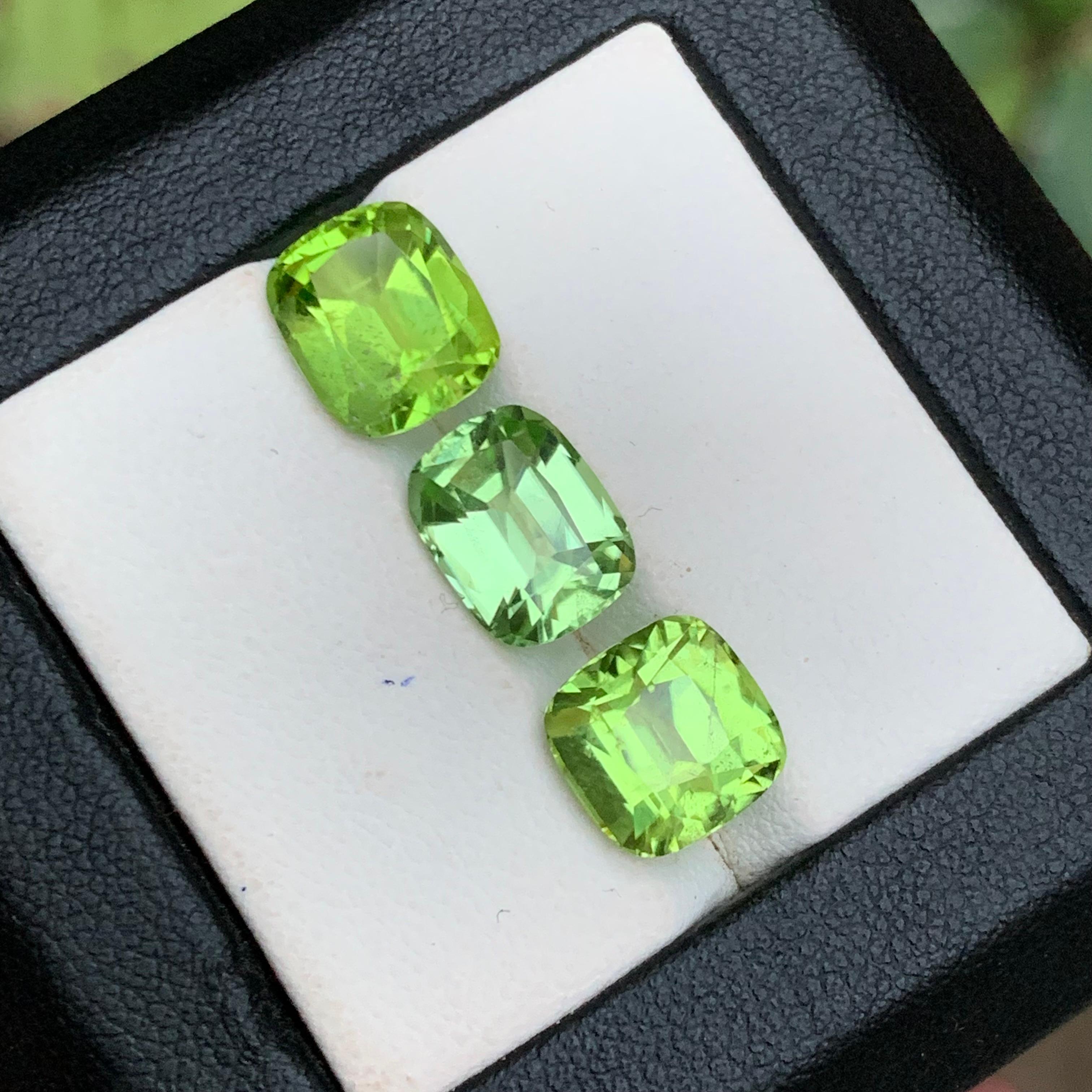 Peridoto verde chiaro e vivido 10,44 carati, taglio a cuscino, gemme naturali sciolte, pacco in vendita 5
