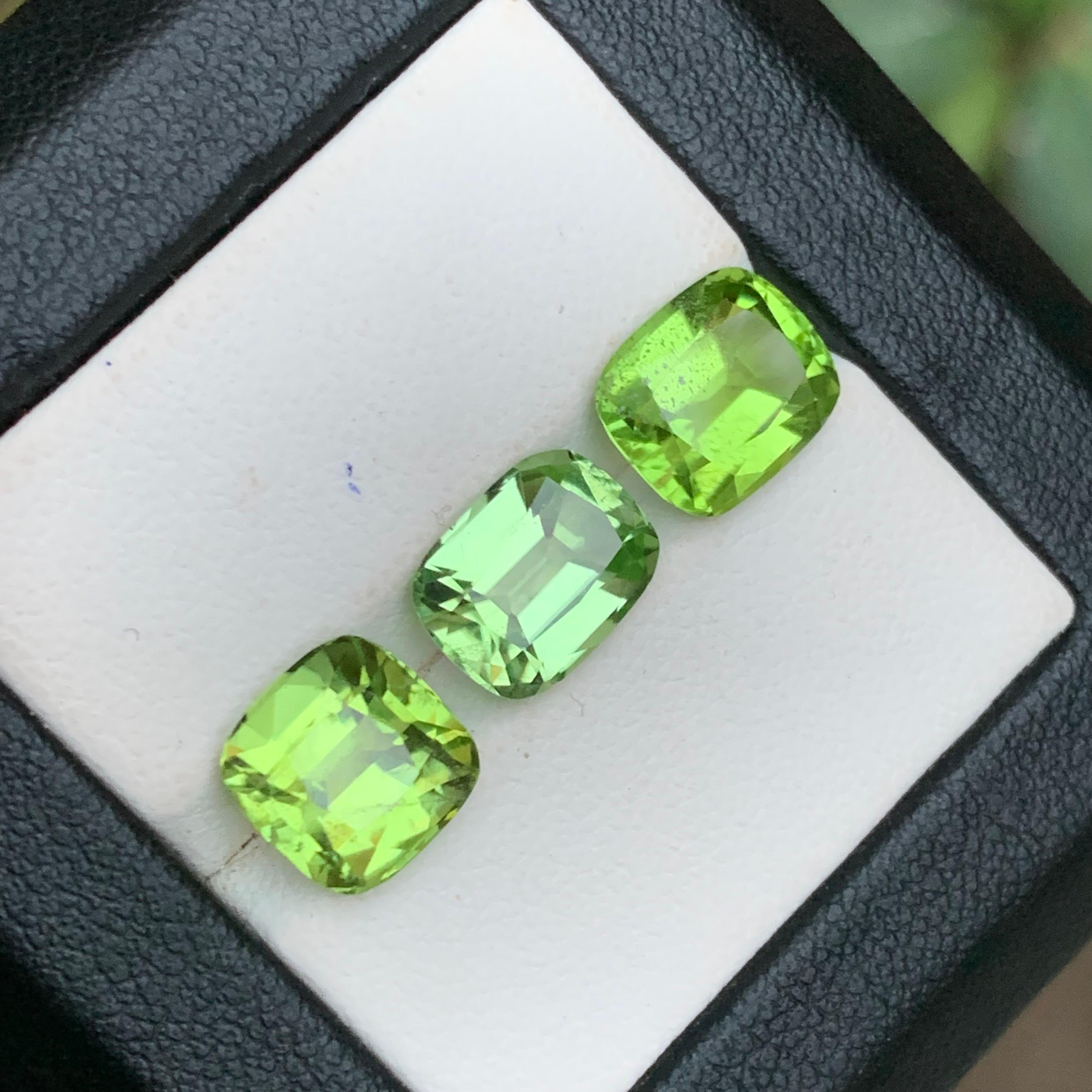 Peridoto verde chiaro e vivido 10,44 carati, taglio a cuscino, gemme naturali sciolte, pacco in vendita 6