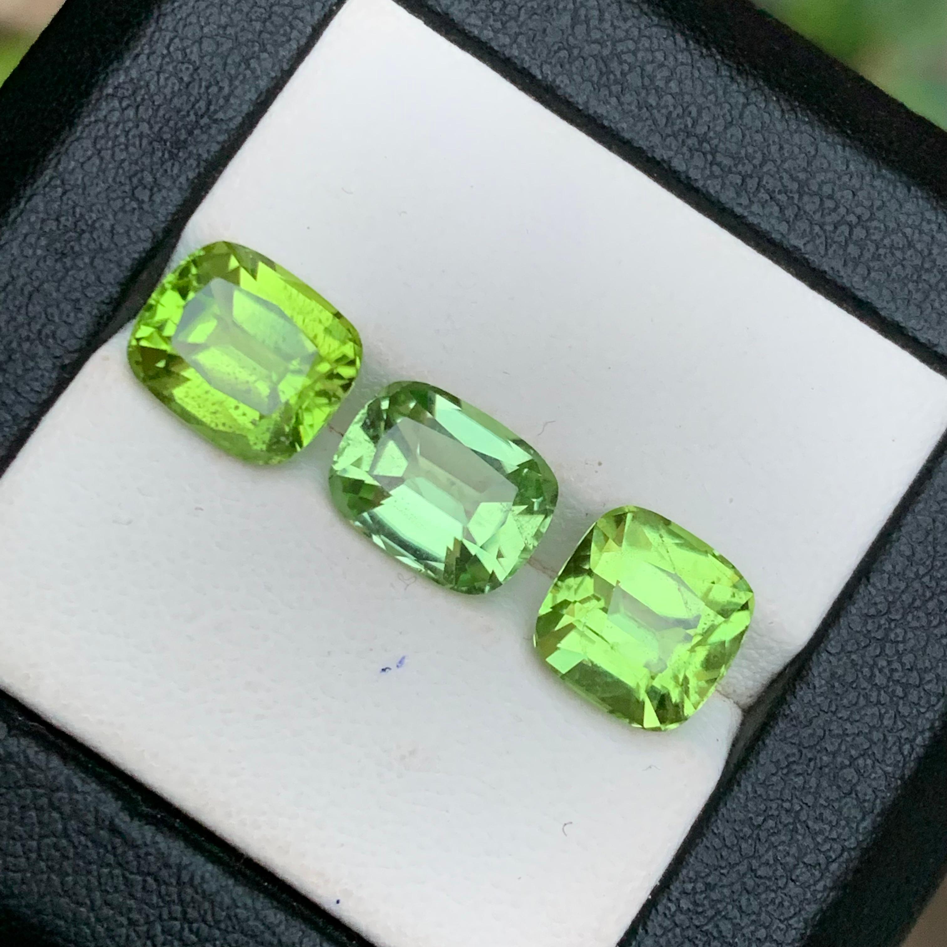 Peridoto verde chiaro e vivido 10,44 carati, taglio a cuscino, gemme naturali sciolte, pacco in vendita 7