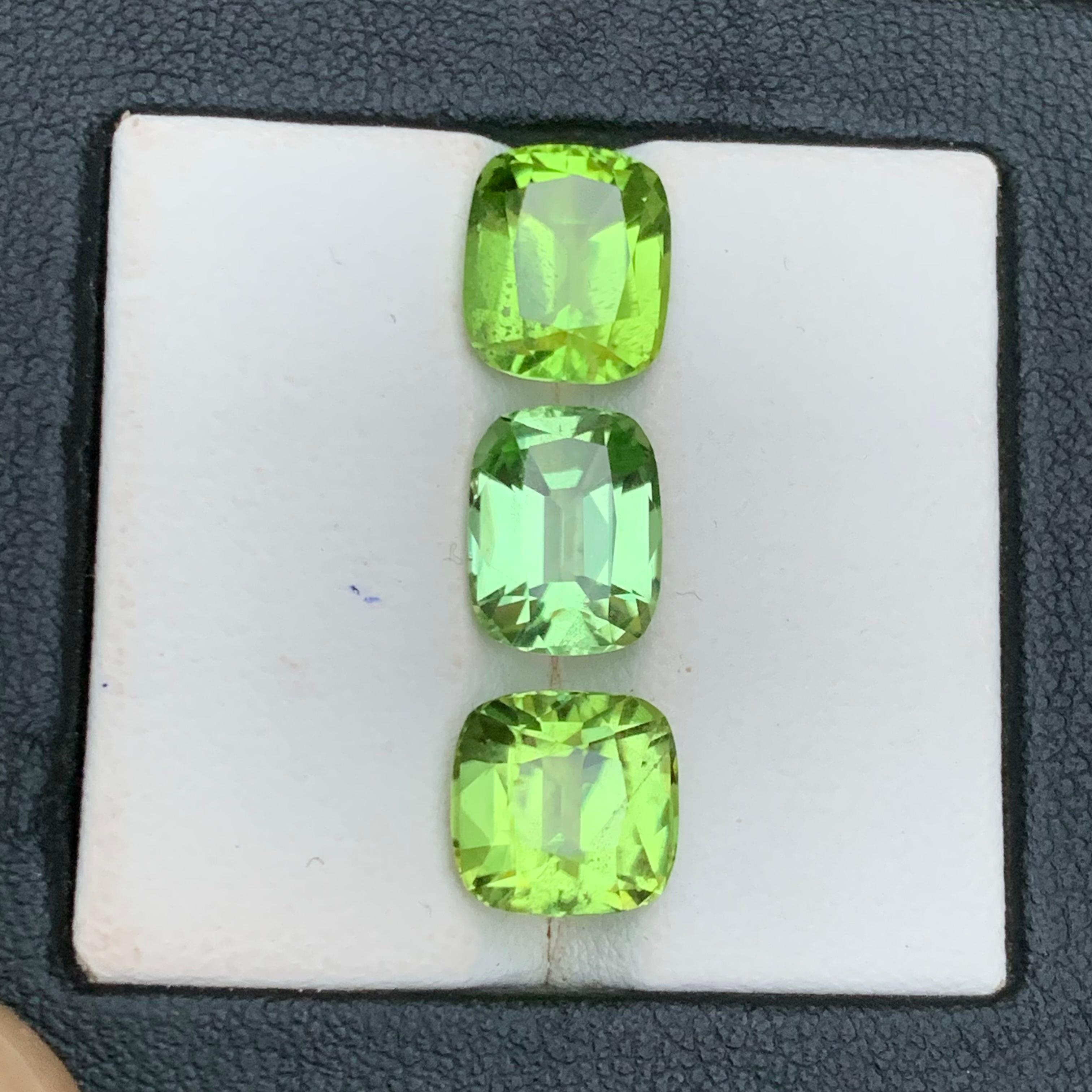 Peridoto verde chiaro e vivido 10,44 carati, taglio a cuscino, gemme naturali sciolte, pacco in vendita 8