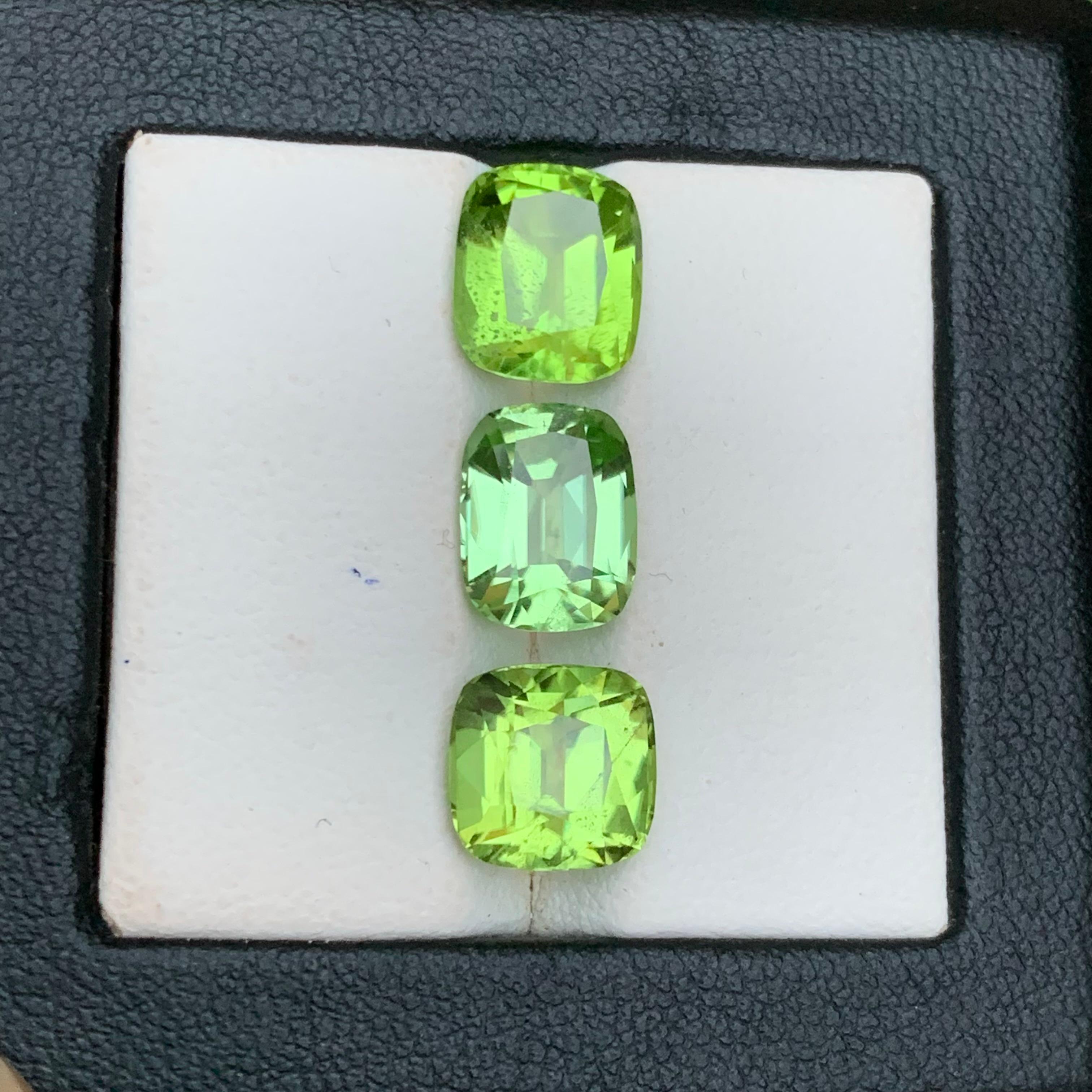 Contemporaneo Peridoto verde chiaro e vivido 10,44 carati, taglio a cuscino, gemme naturali sciolte, pacco in vendita