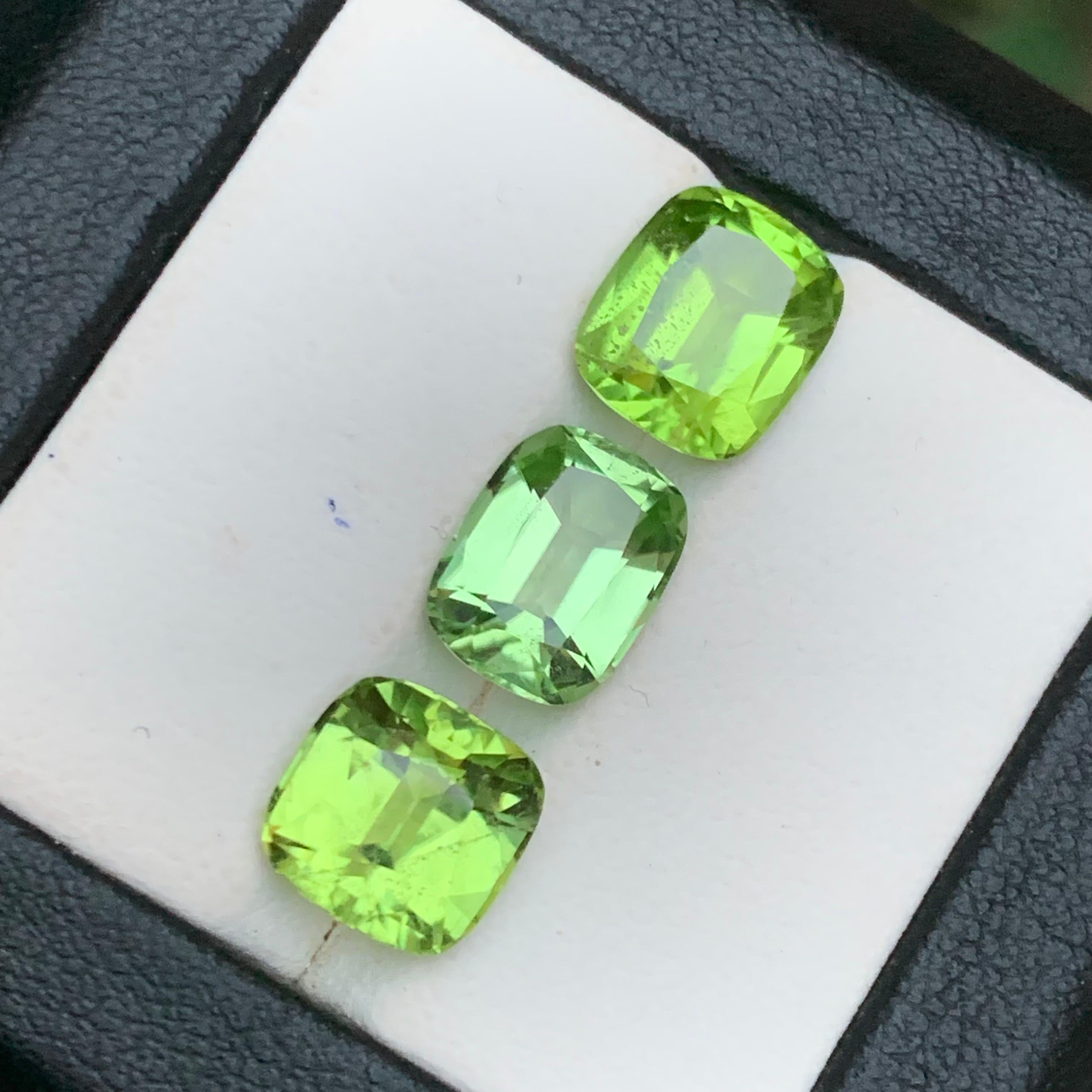 Taglio cuscino Peridoto verde chiaro e vivido 10,44 carati, taglio a cuscino, gemme naturali sciolte, pacco in vendita