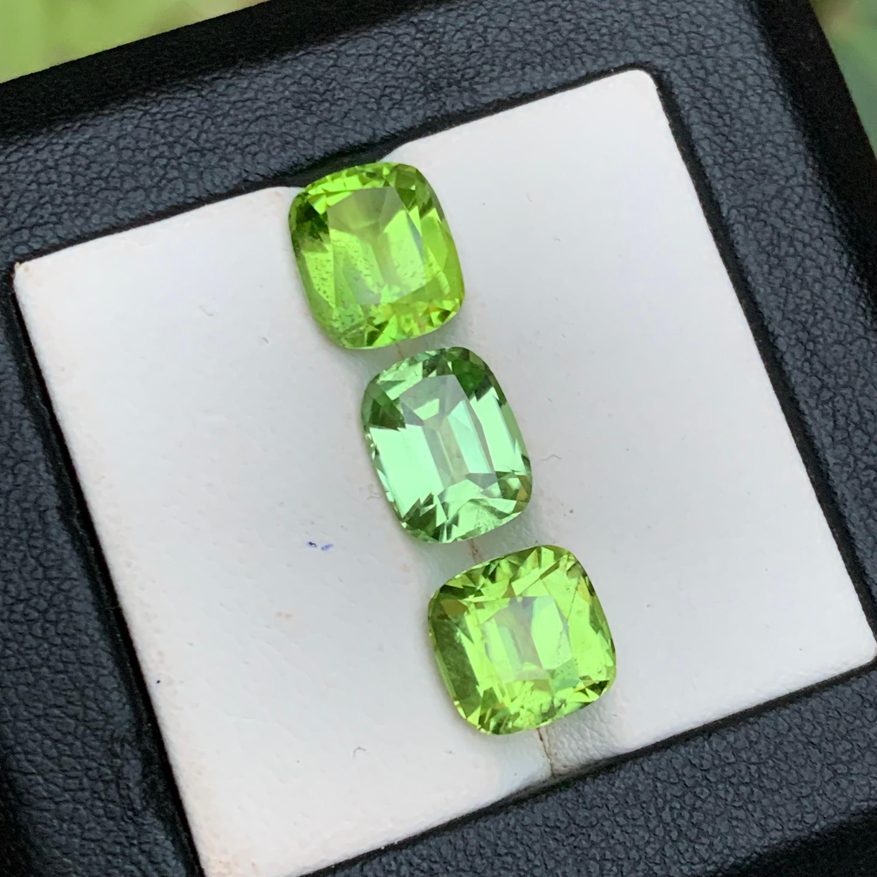 Peridoto verde chiaro e vivido 10,44 carati, taglio a cuscino, gemme naturali sciolte, pacco In condizioni Nuovo in vendita a Peshawar, PK