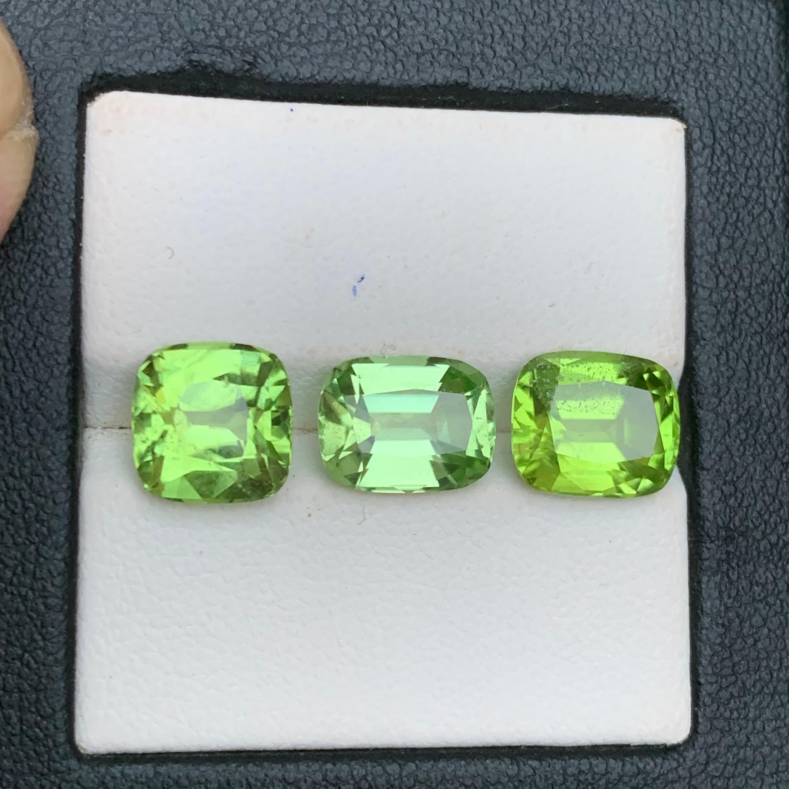 da uomo o donna Peridoto verde chiaro e vivido 10,44 carati, taglio a cuscino, gemme naturali sciolte, pacco in vendita