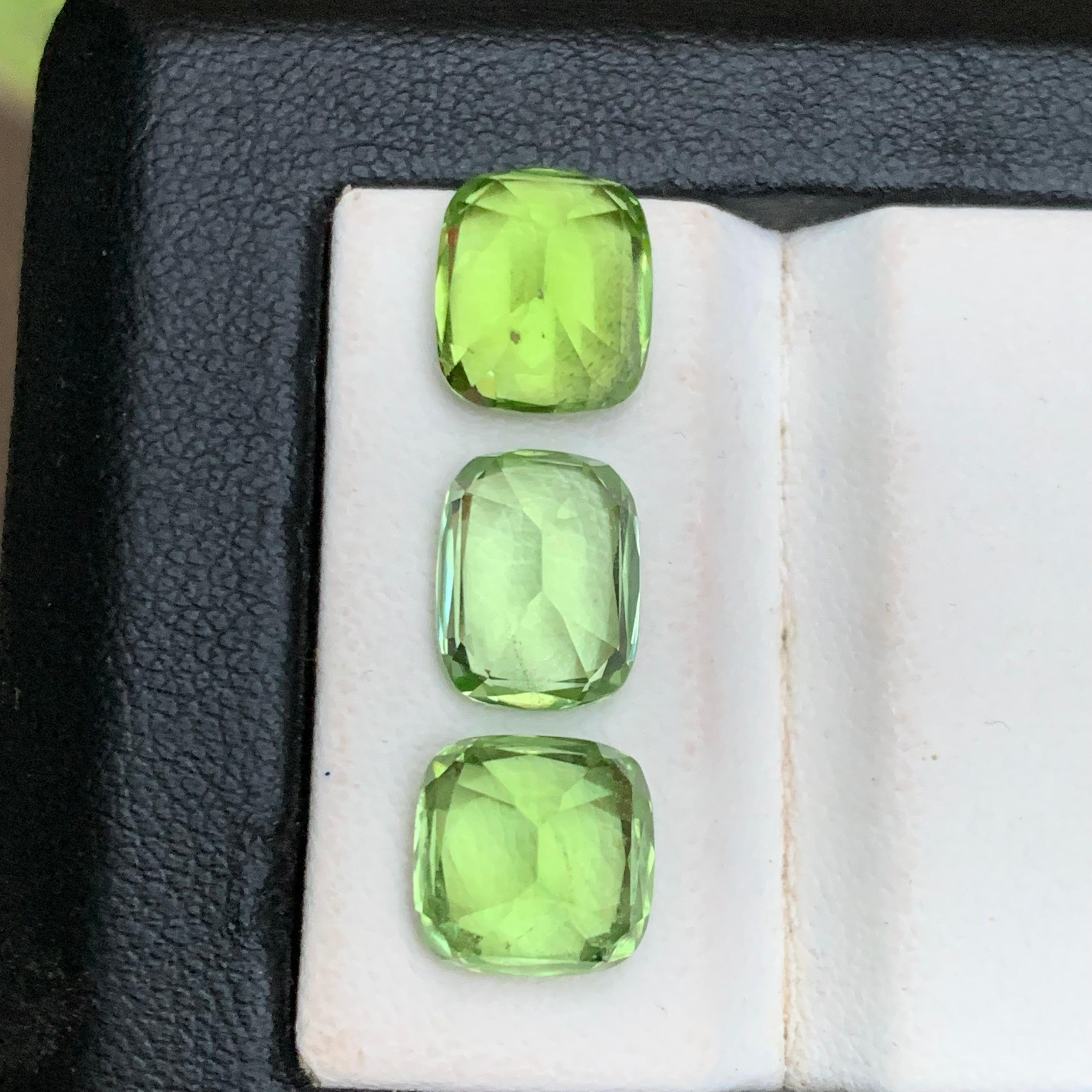 Peridoto verde chiaro e vivido 10,44 carati, taglio a cuscino, gemme naturali sciolte, pacco in vendita 1