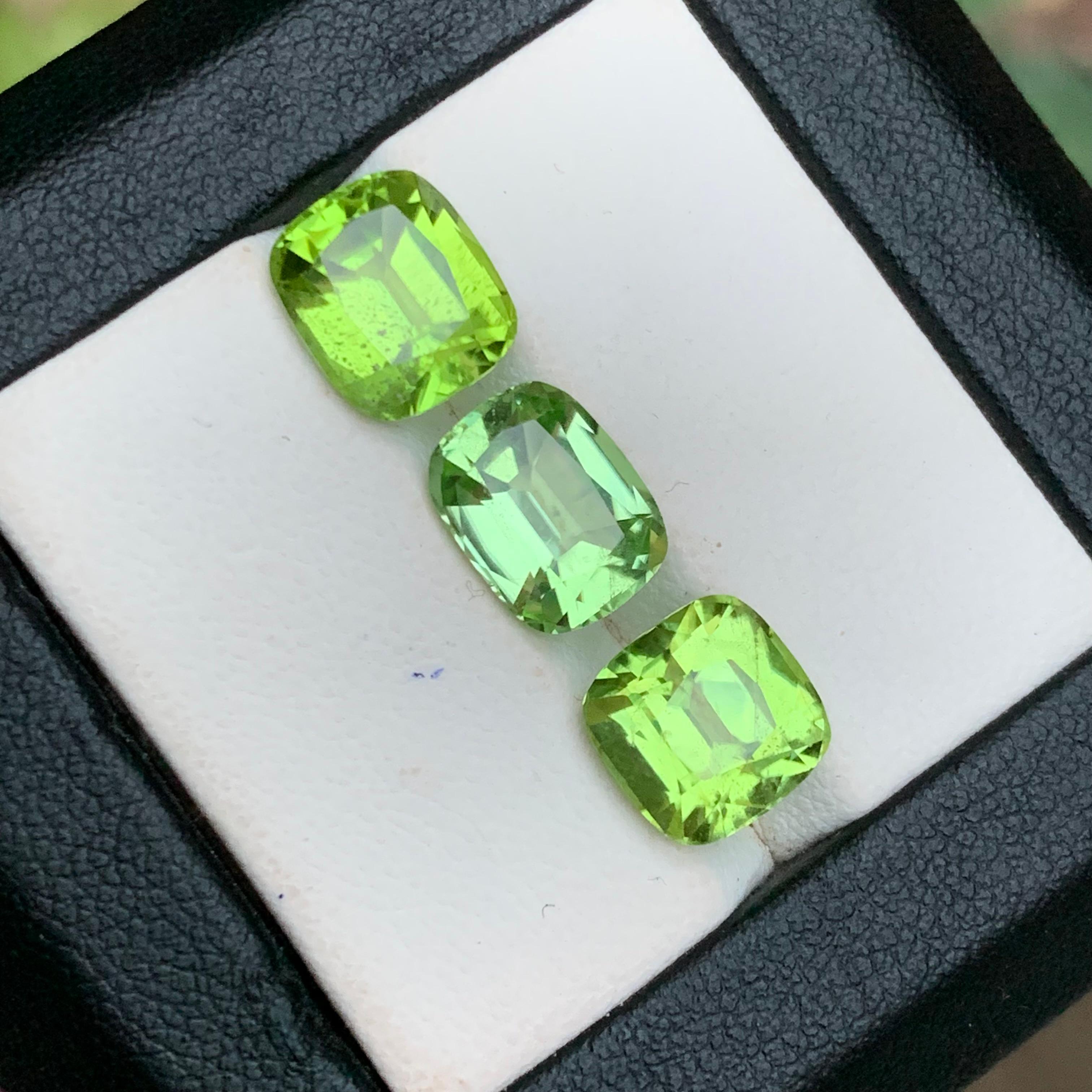 Peridoto verde chiaro e vivido 10,44 carati, taglio a cuscino, gemme naturali sciolte, pacco in vendita 2