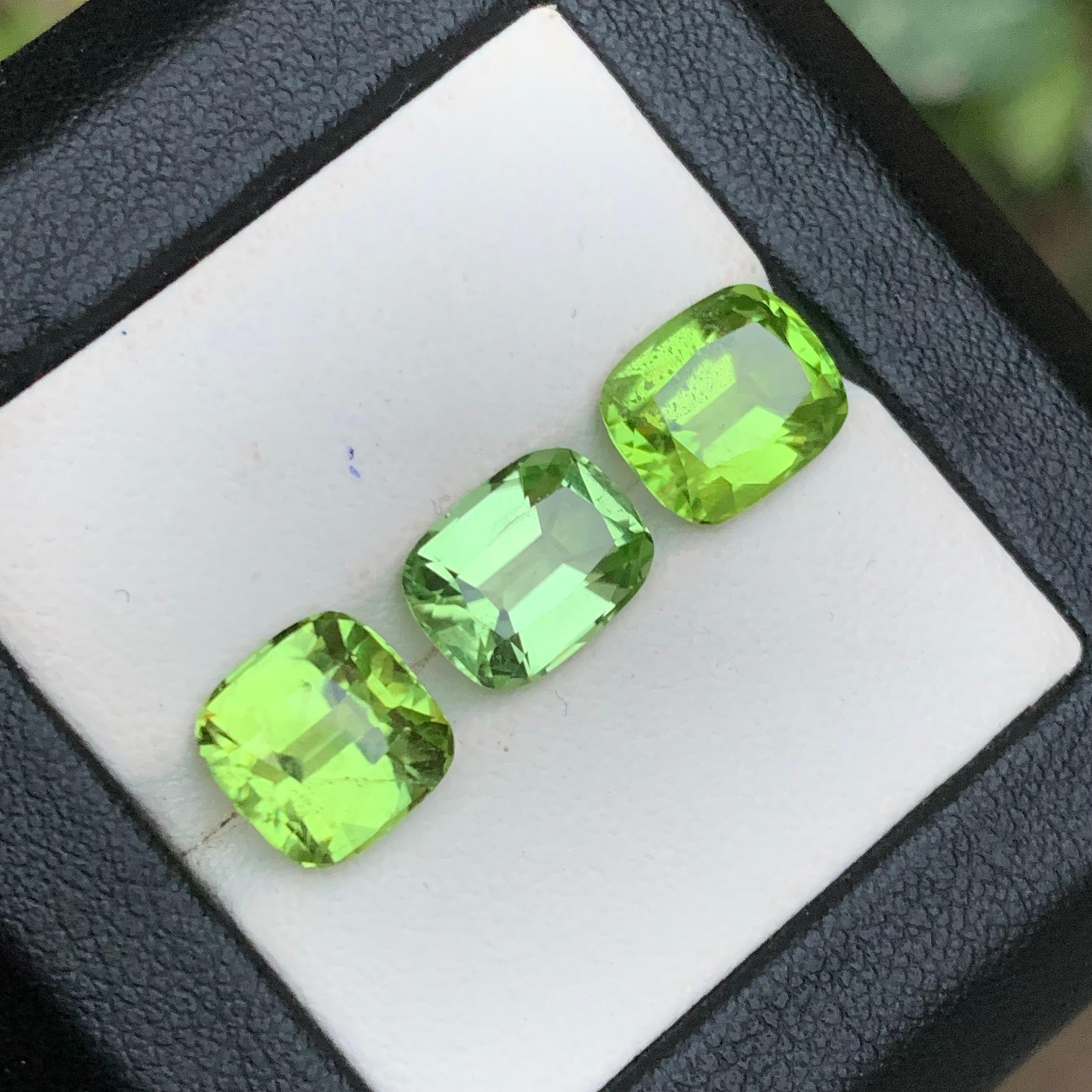 Peridoto verde chiaro e vivido 10,44 carati, taglio a cuscino, gemme naturali sciolte, pacco in vendita 3