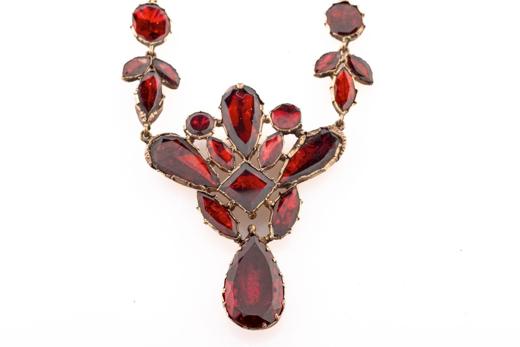 George III Vivid Antique Georgian Garnet Necklace c. 1820 en vente