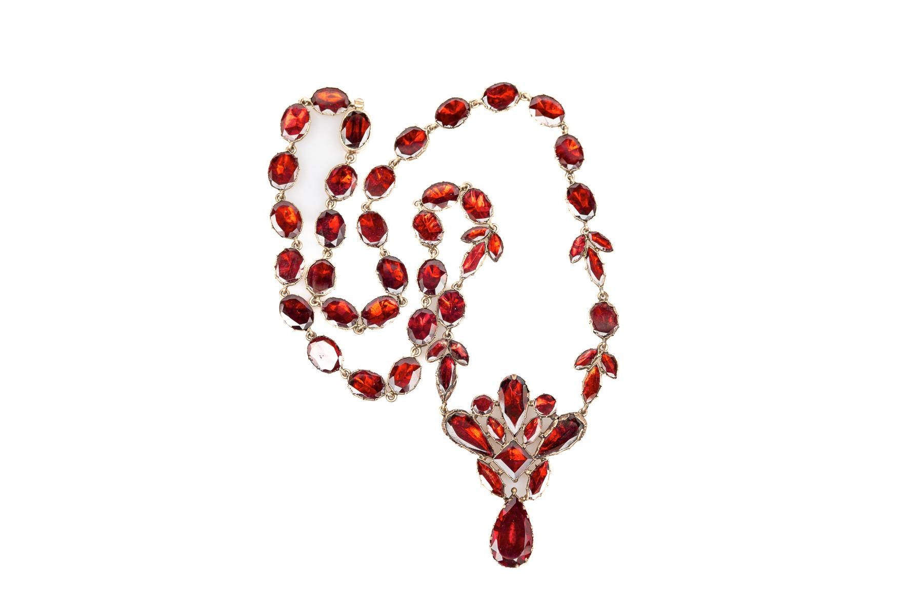 Taille mixte Vivid Antique Georgian Garnet Necklace c. 1820 en vente