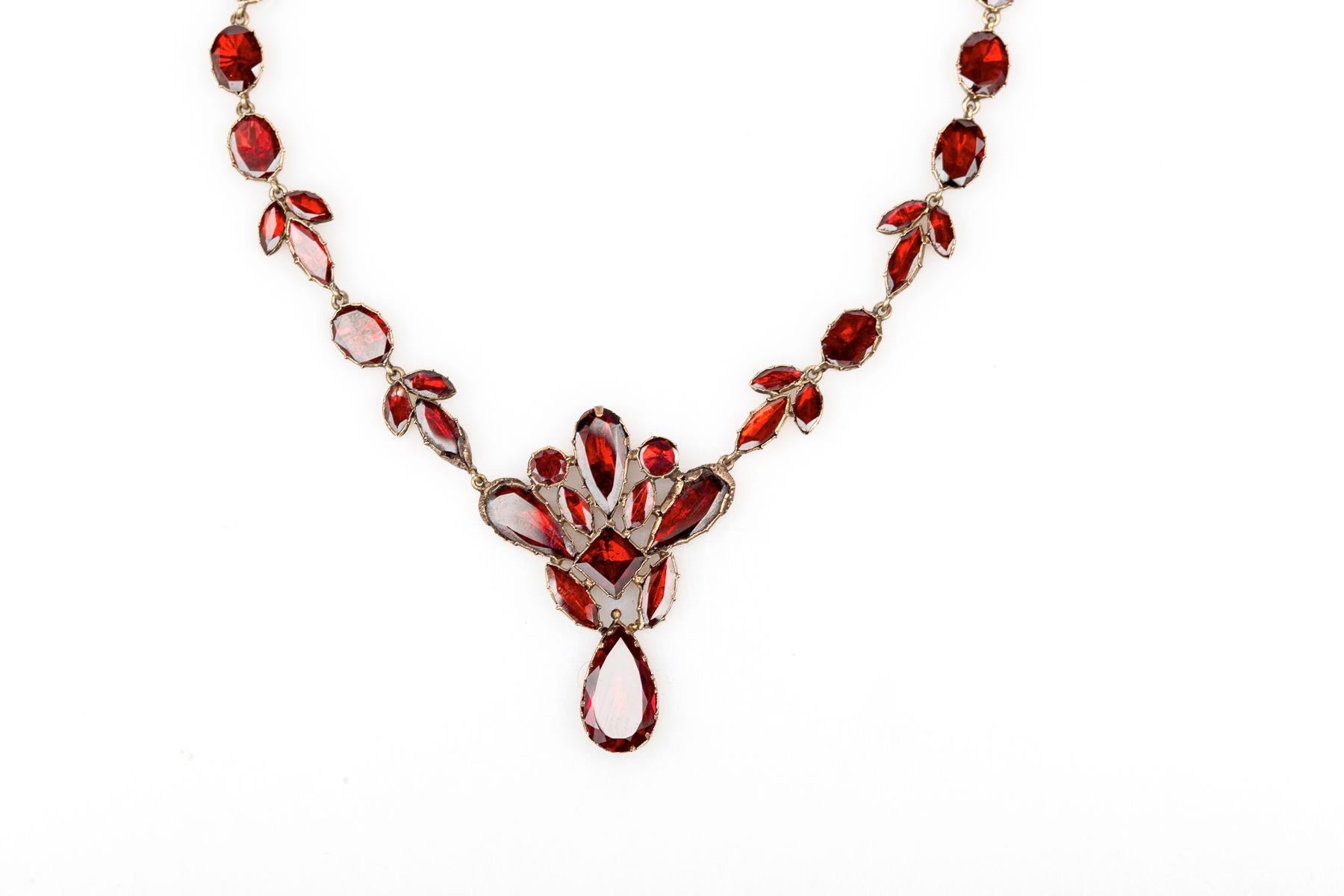 Vivid Antique Georgian Garnet Necklace c. 1820 Pour femmes en vente